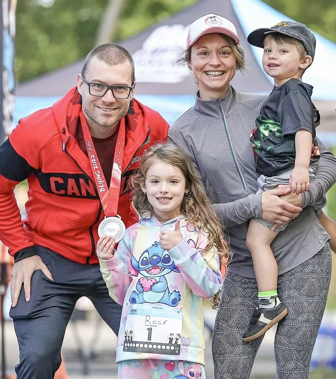 Laurent Dubreuil, avec autour du cou sa médaille obtenue aux Jeux olympiques de Pékin, en compagnie de son épouse, Andréanne Bastille, de son fils, Nathan, et de sa fille, Rose.