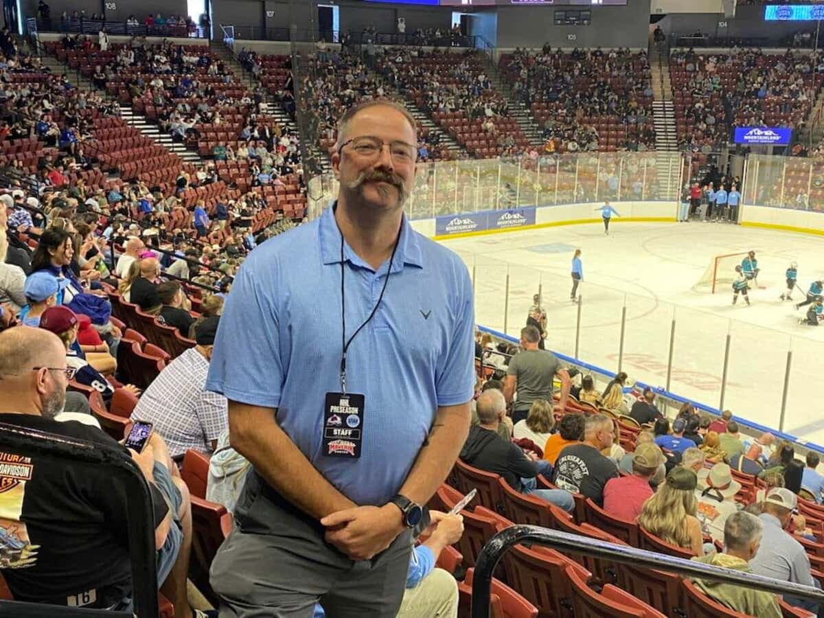 Jay Stevens, lors d’un entracte au match préparatoire du Club de hockey de l’Utah samedi dernier, au Maverik Center.