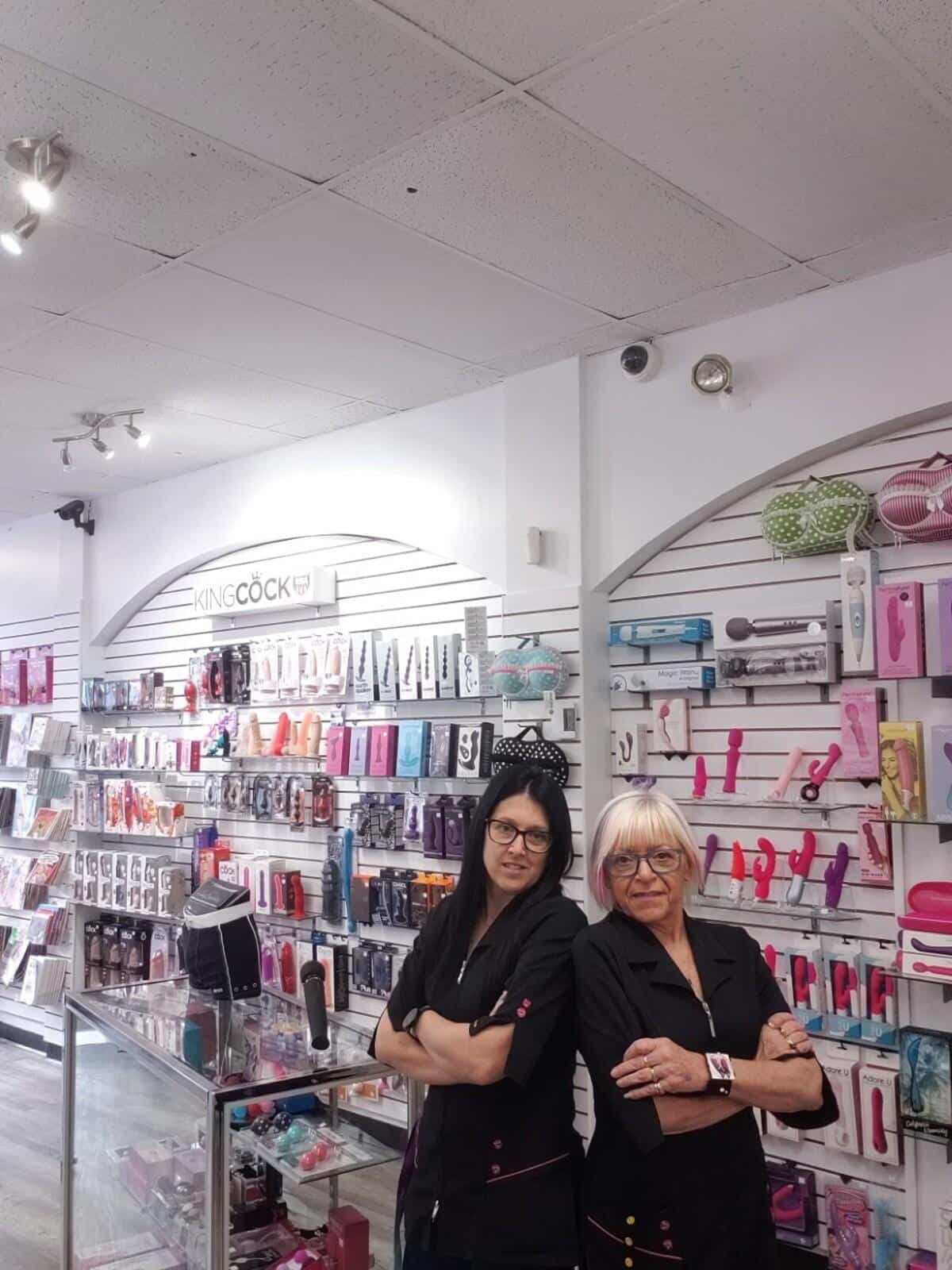 Sur cette photo prise le 27 octobre 2020: Julie Jacques et sa mère Carole Paul-Hus dans leur commerce d'objets érotique qui a été cambriolé sur la rue principale à Granby en novembre 2019.