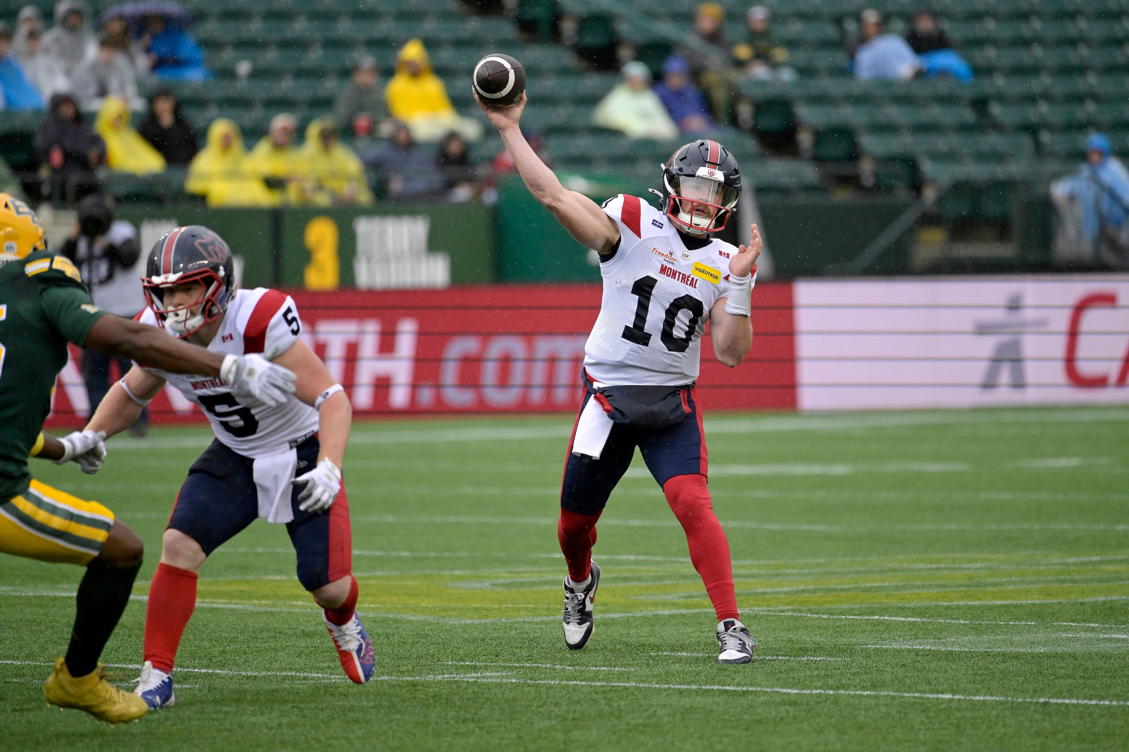 Le quart-arrière des Alouettes Davis Alexander tente une passe durant le match du samedi 20 juin 2026, à Edmonton, face aux Elks.