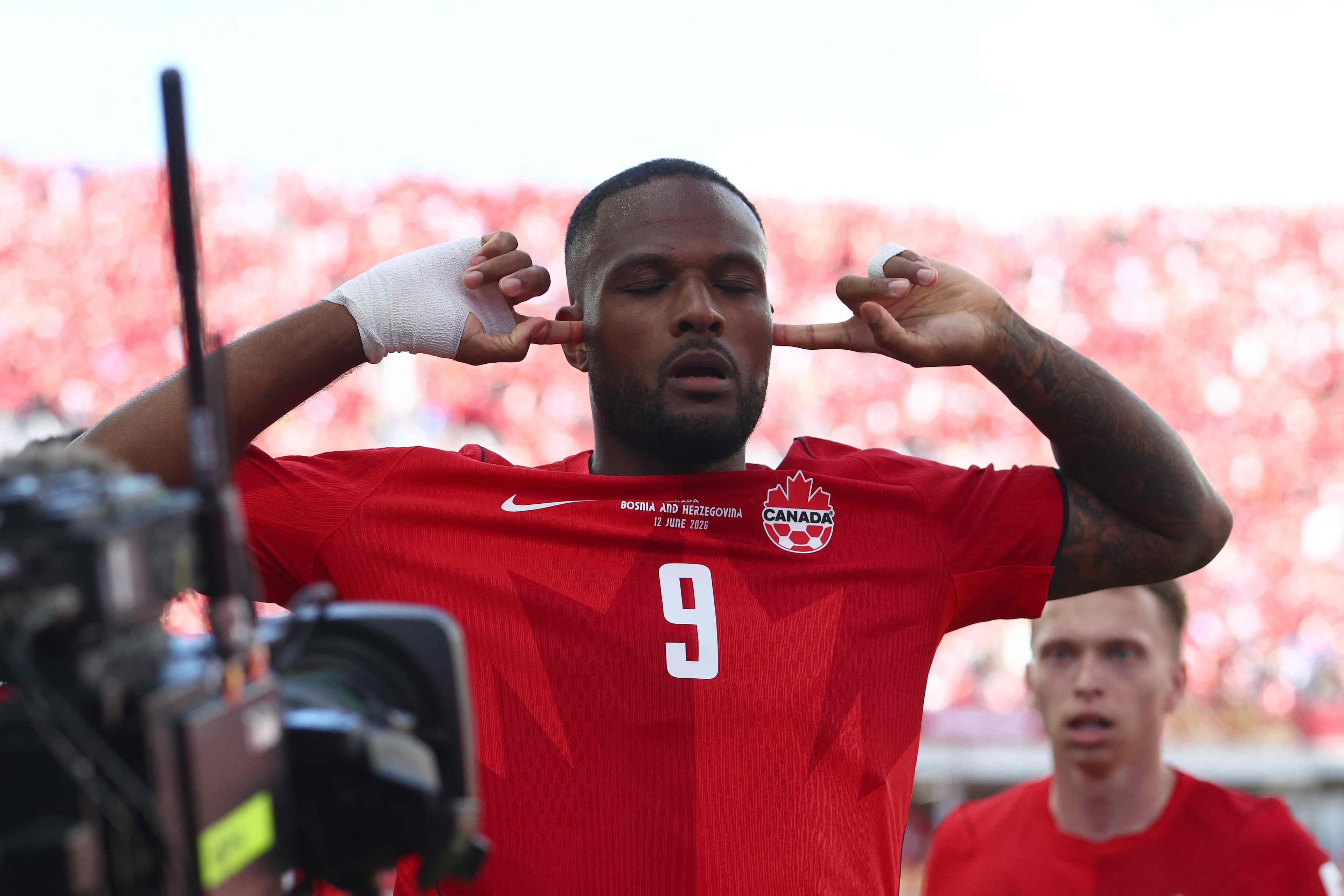 Cyle Larin célèbrant son but historique pour le Canada, le premier à domicile de l'histoire du pays à la Coupe du monde, vendredi à Toronto.