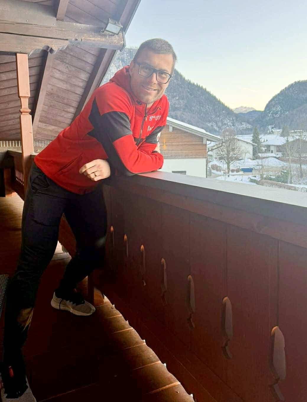 Laurent Dubreuil sur un balcon d’Inzell, village allemand où se tiendra la prochaine Coupe du monde de patinage de vitesse sur longue piste, à compter de vendredi.