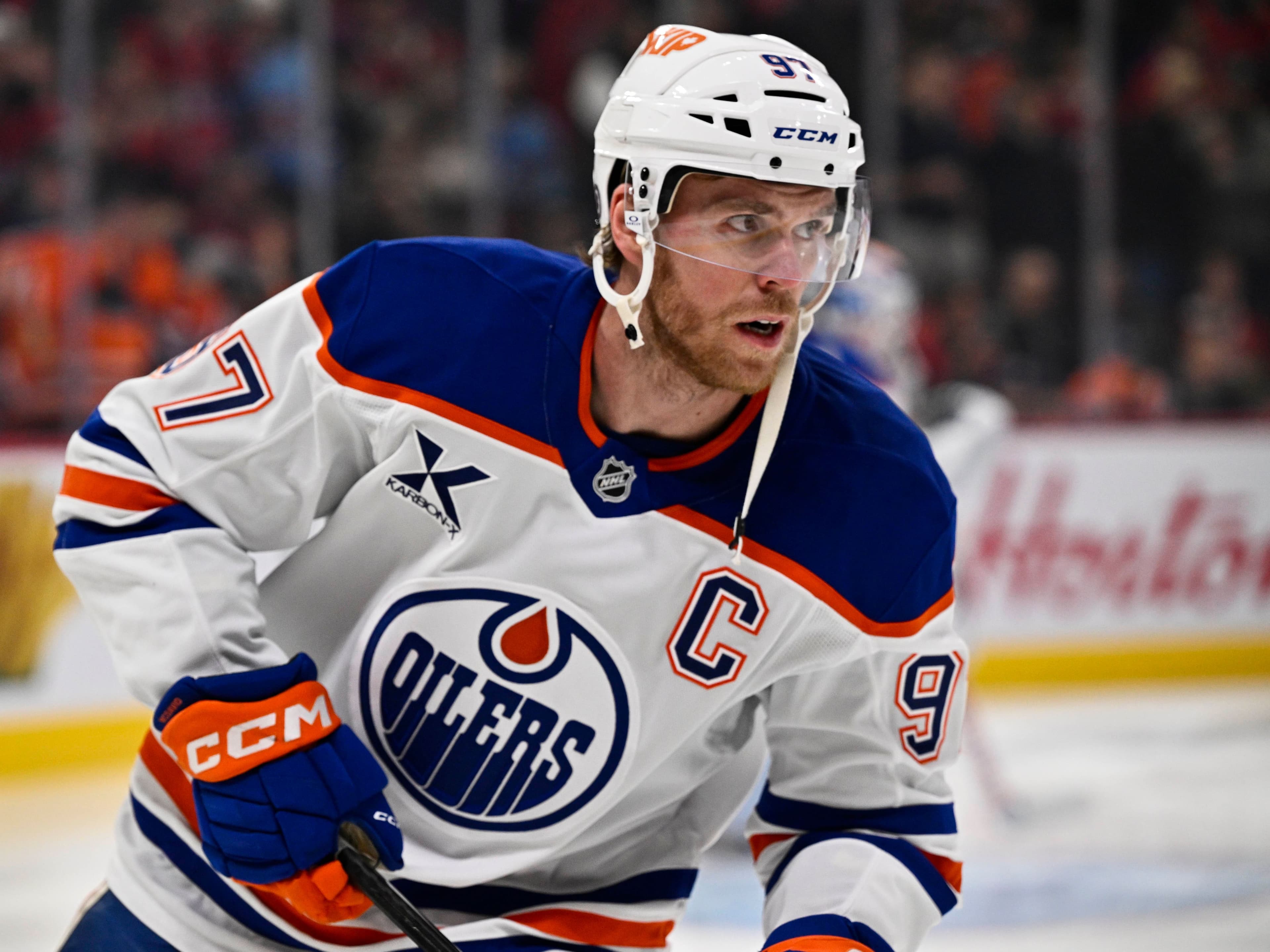#97 Connor McDavid (C) (EDM)  lors de la période d’échauffement du match de hockey de la LNH entre les Oilers d’Edmonton et du Canadien de Montréal au Centre Bell le lundi 18 novembre 2024. Photo Martin Chevalier