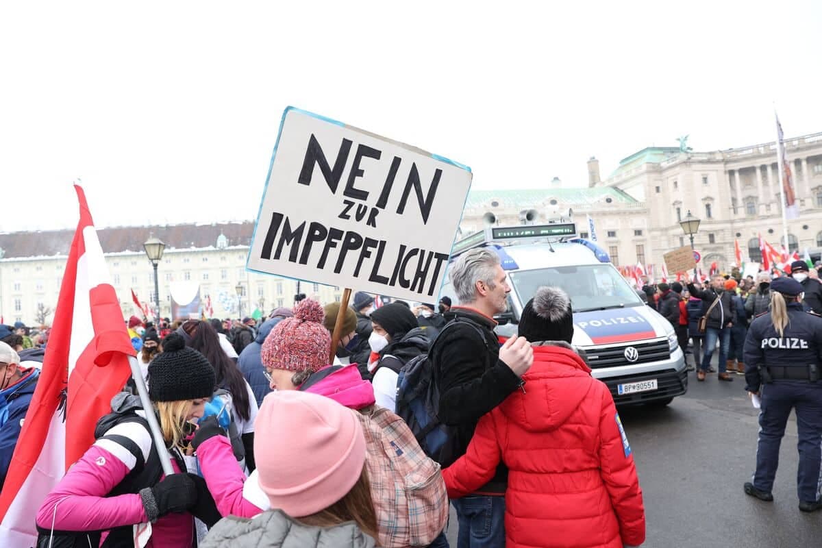 Des Autrichiens manifestant contre les mesures gouvernementales prises pour limiter la propagation de la COVID-19 dans leur pays, le 11 décembre dernier. «Non à la vaccination obligatoire», peut-on lire sur l'affiche.