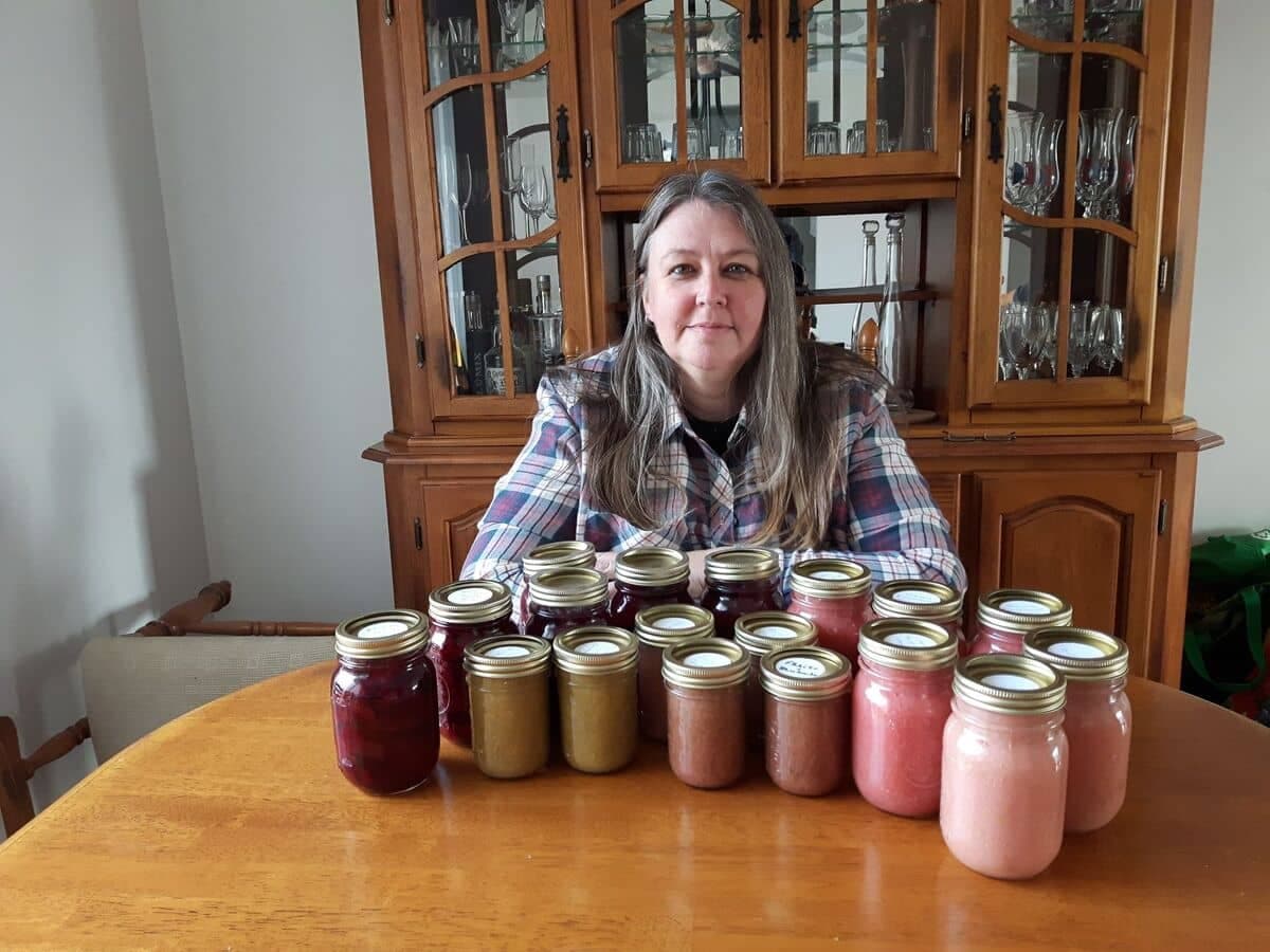 Julie Grenier, une herboriste et artisane de Saint-Chrysostome, est photographiée devant quelques-unes de ses conserves de betteraves marinées ainsi que de compotes de pommes, de rhubarbes, de framboises et de fraises notamment. Mme Grenier fait des conserves depuis un an.