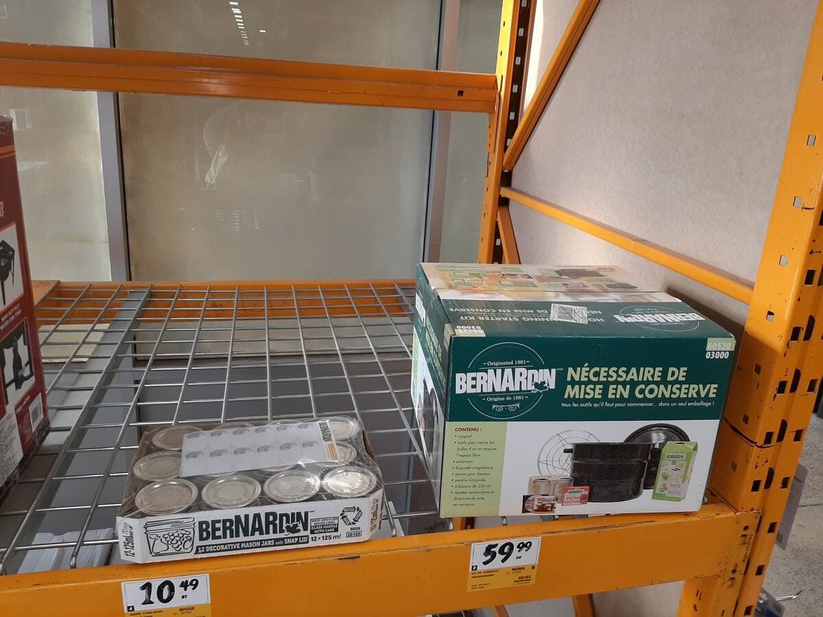 Le Journal le 24 Heures est passé dans un Rona situé à Ville Saint-Laurent à Montréal le 15 octobre en fin d’après-midi ; il ne restait qu’une caisse de pots Mason encore disponible.