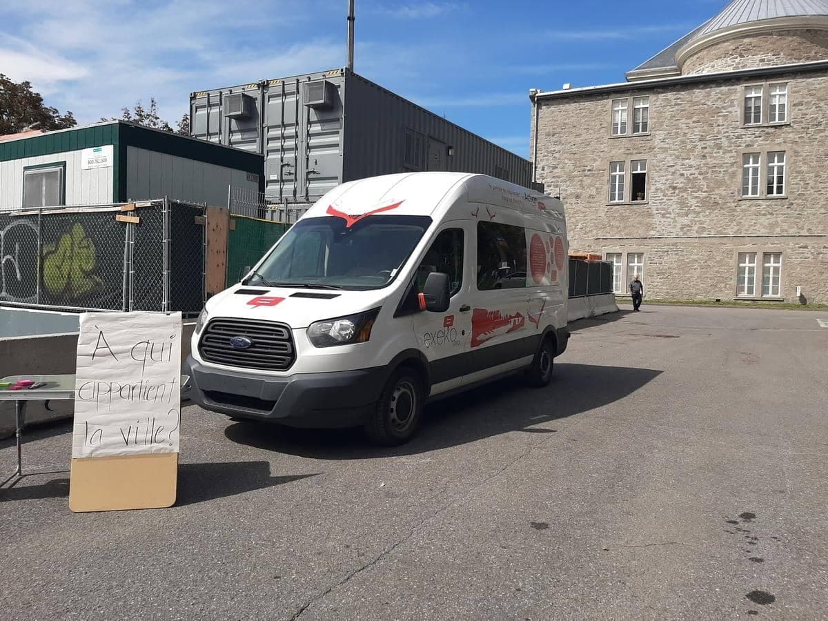 La caravane idAction mobile de l’organisme Exeko se stationne près de lieux fréquenter par des personnes en précarité économique pour discuter de sujets variées. Sur la photo, la question du 3 septembre était : À qui appartient la ville? CAMILLE LALANCETTE//24 HEURES/AGENCE QMI