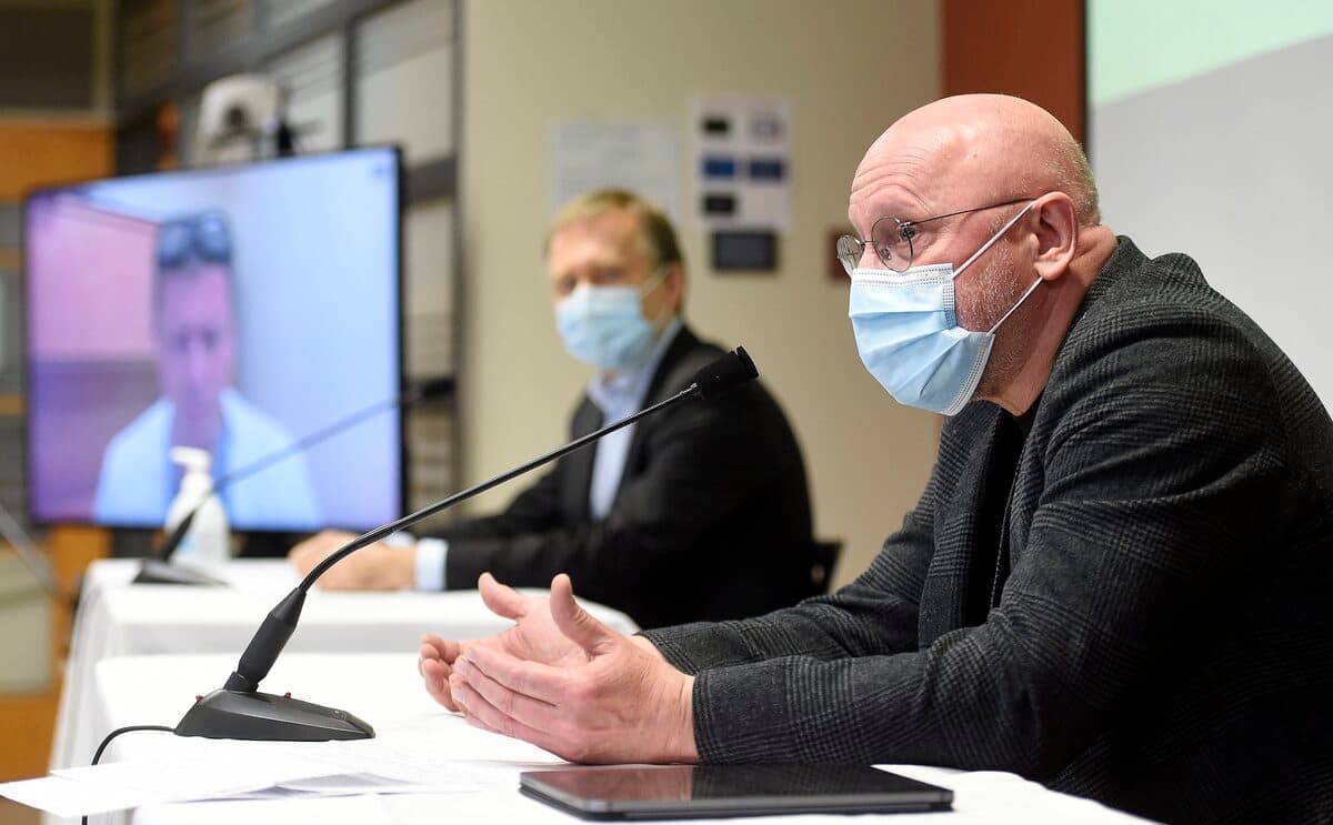 Le directeur de santé publique de la Capitale-Nationale, le D,[object Object], André Dontigny, le directeur des services professionnels du CHU de Québec, le D,[object Object], Stéphane Bergeron, et le chef des soins intensifs de l’IUCPQ, le D,[object Object], Mathieu Simon (écran), ont fait le point sur l’impact appréhendé de la situation épidémiologique sur les capacités hospitalières régionales.