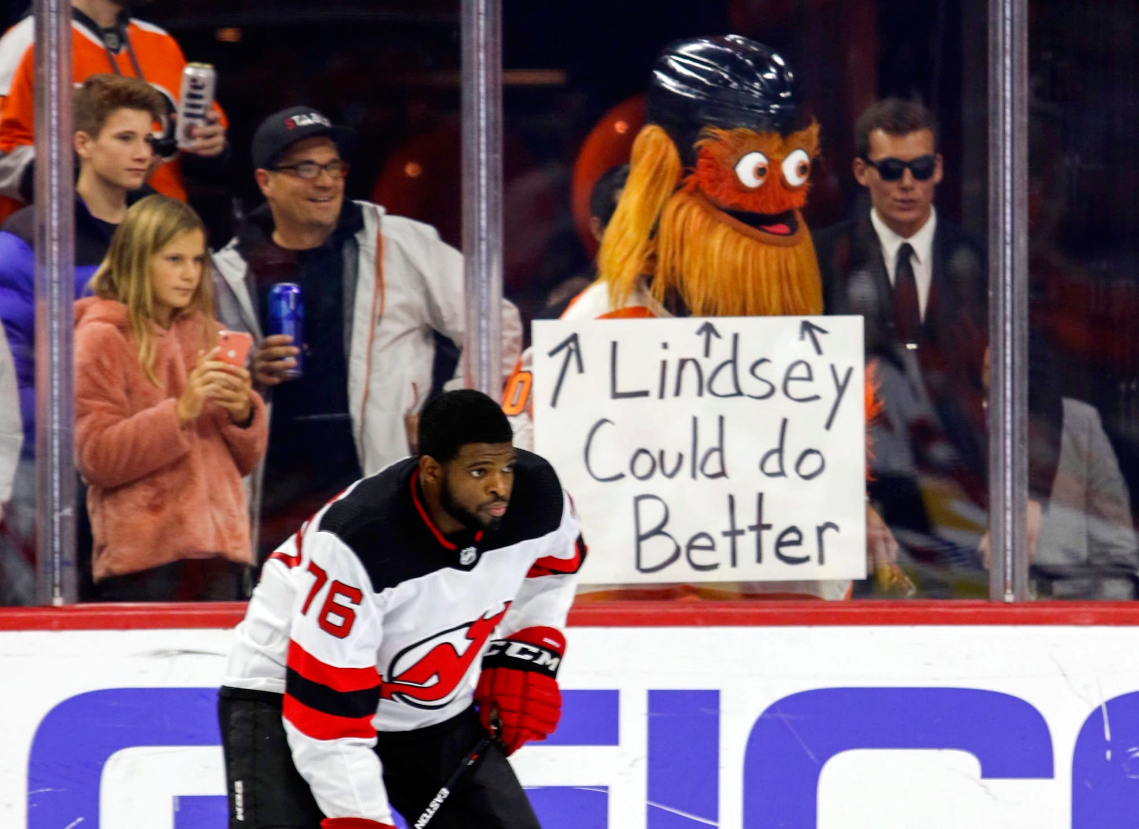 Gritty, la populaire mascotte des Flyers de Philadelphie, a une pancarte pour le défenseur des Devils.