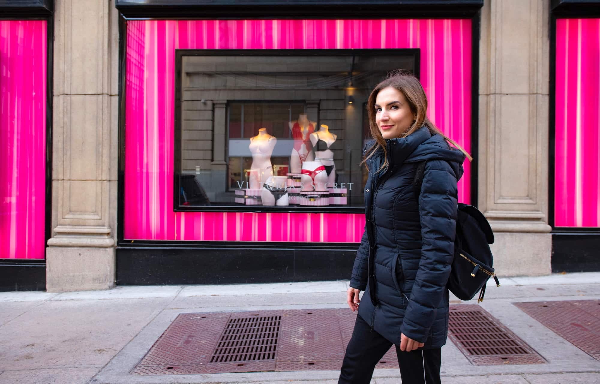 La journaliste Marie-Lise Mormina devant le Victoria's Secret