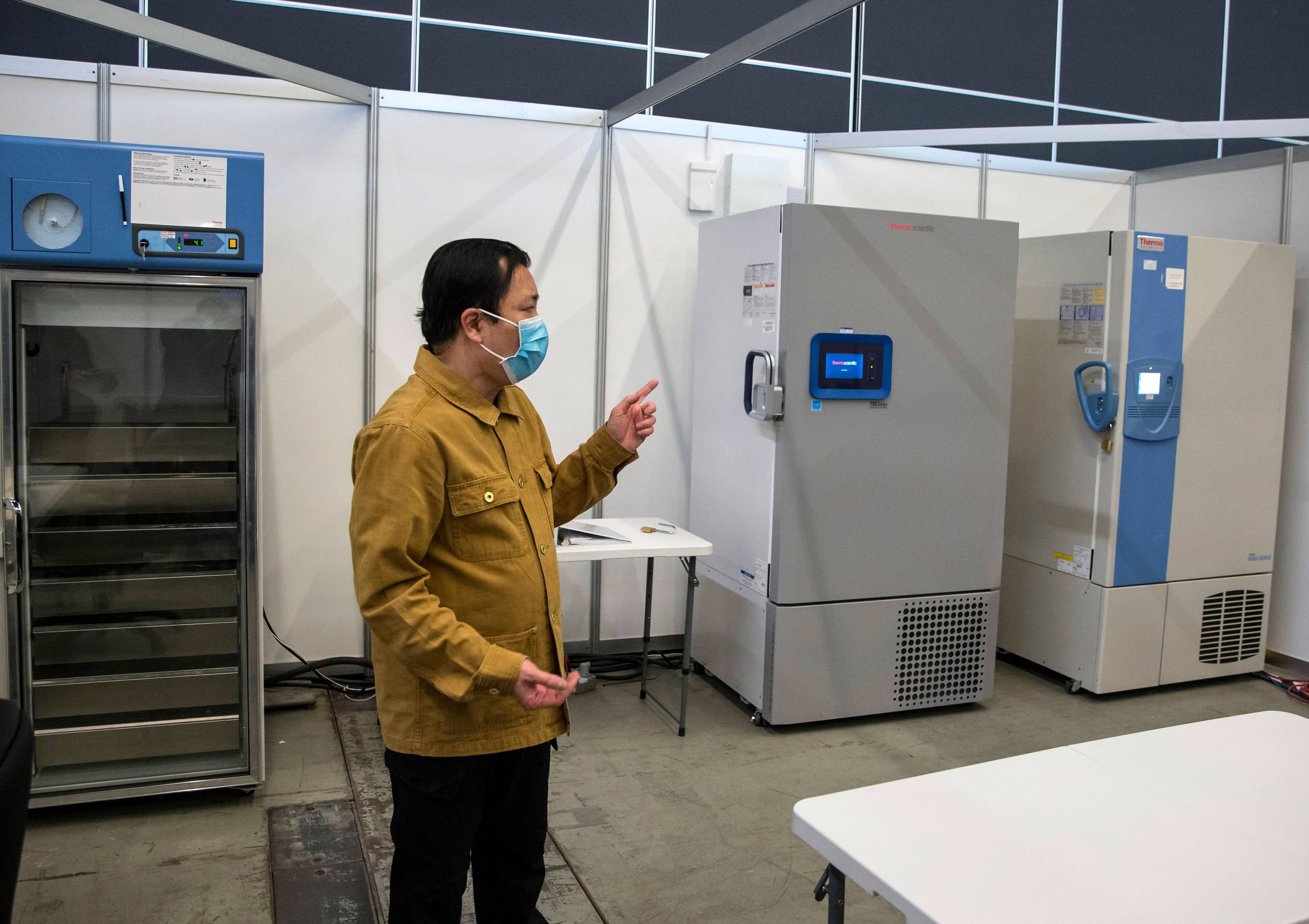 Le pharmacien en chef, Visal Uon, explique comment les vaccins seront entreposés au Palais des congrès de Montréal.