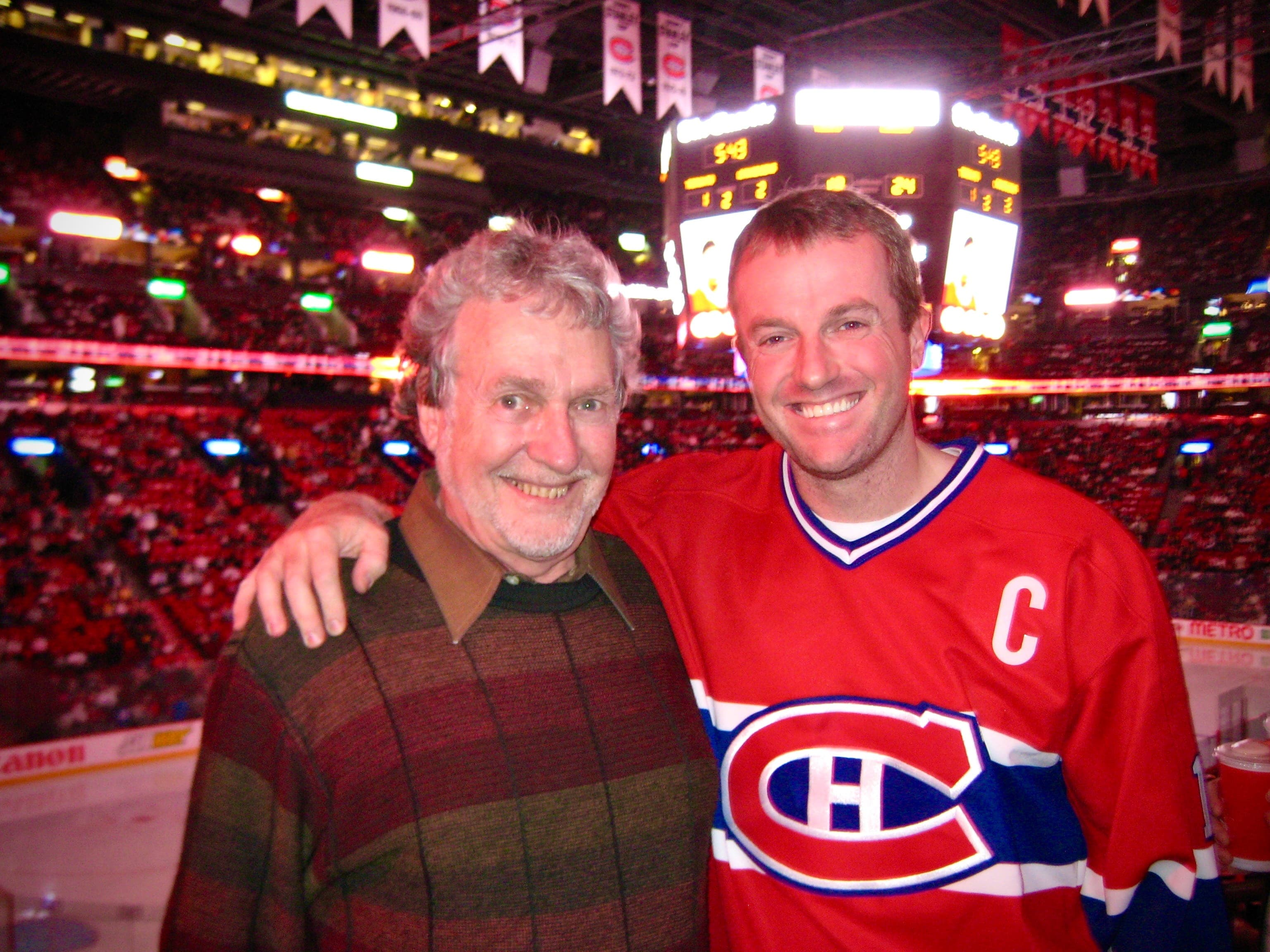 L’une des dernières photos de Jacques de Champlain (à gauche) avec son fils François en 2009 au Centre Bell. Photo courtoisie