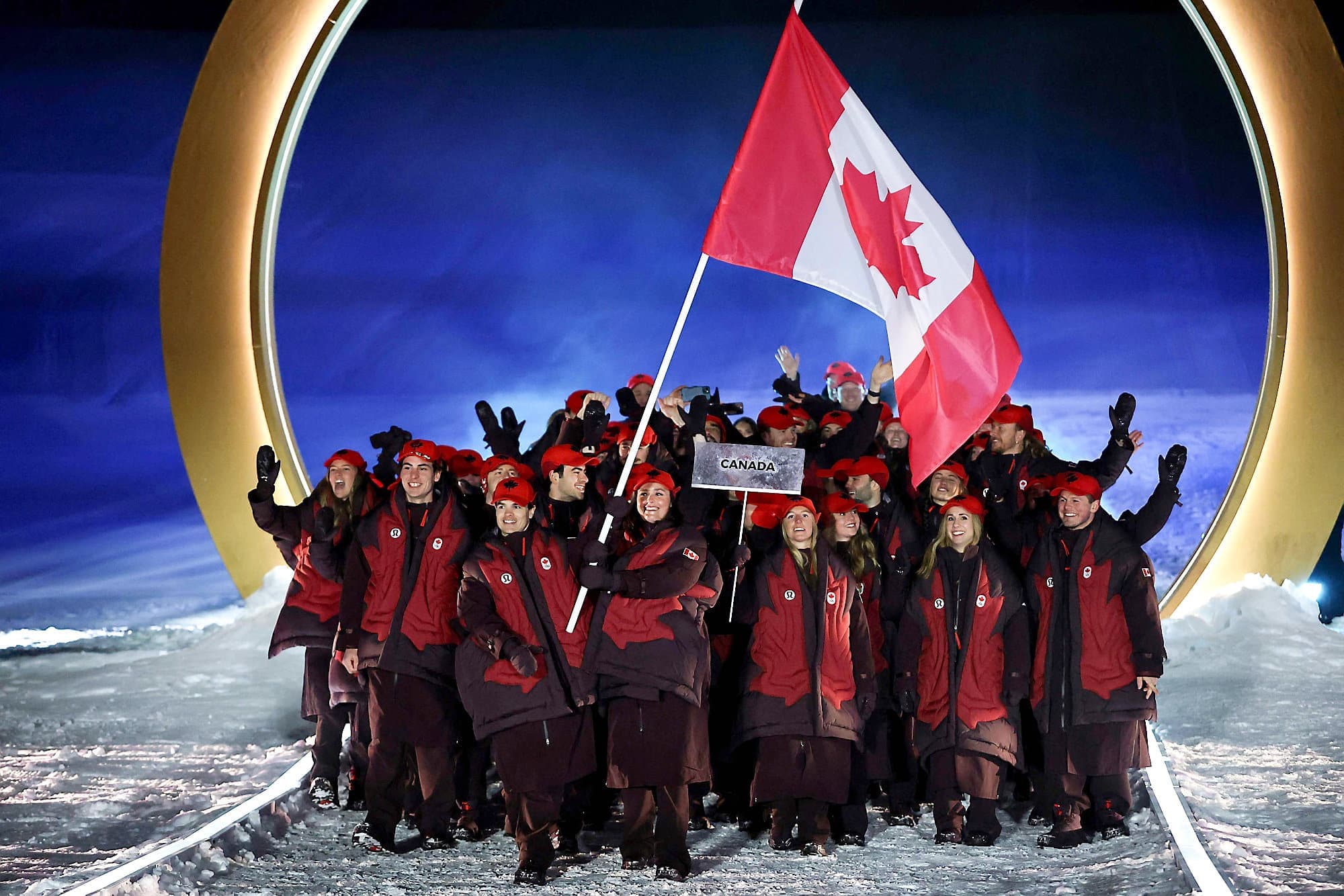 Mikaël Kingsbury et Marielle Thompson étaient les porte-drapeaux du Canada lors de la cérémonie d’ouverture des JO, hier, à Livigno.