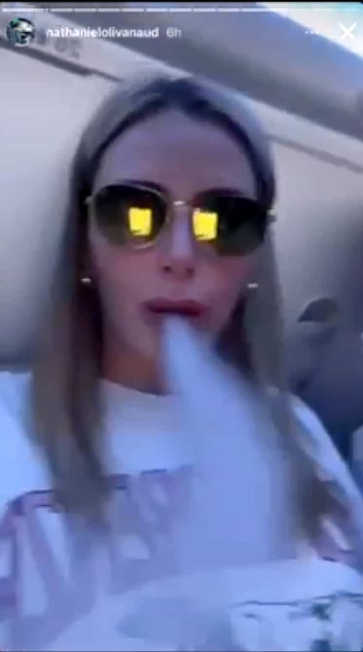 Le visage de Vanessa Sicotte en train de fumer une cigarette électronique dans un avion de Sunwing le 30 décembre dernier