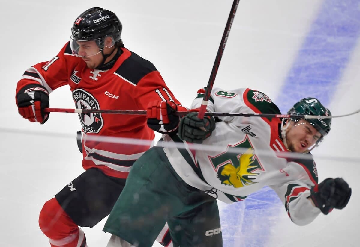 James Malatesta (11) des Remparts de Québec et Jack Martin (8) des Mooseheads d’Halifax lors de la deuxième période de jeu des finales de la LHJMQ au Centre Videotron, le 12 mai 2023.