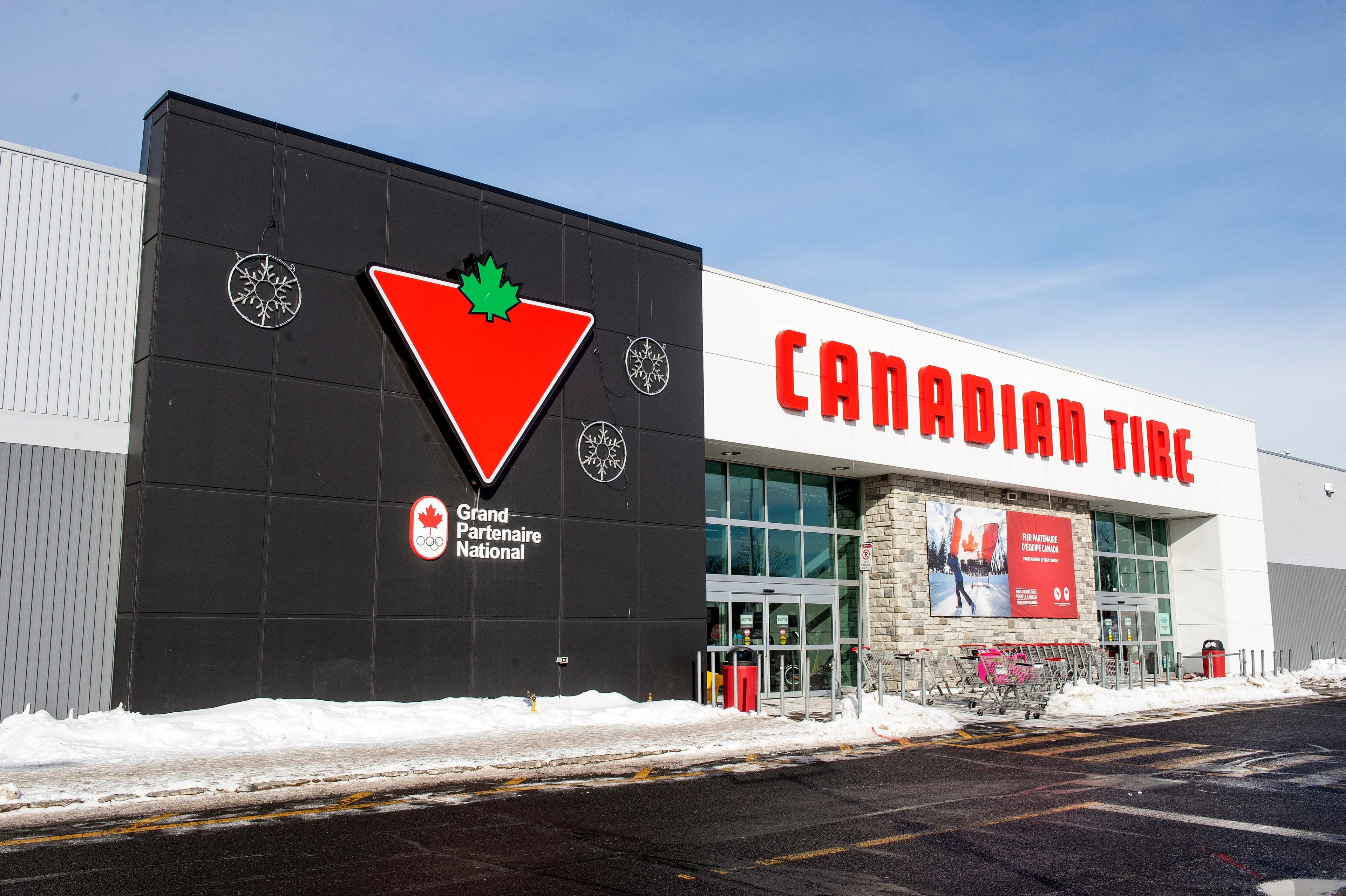 L'Office de la protection du consommateur a enquêté dans trois succursales de la grande région de Montréal entre avril et octobre 2021, analysant les prix de batteries de cuisine, de perceuses et de couteaux annoncés dans les circulaires et sur le site web du détaillant.