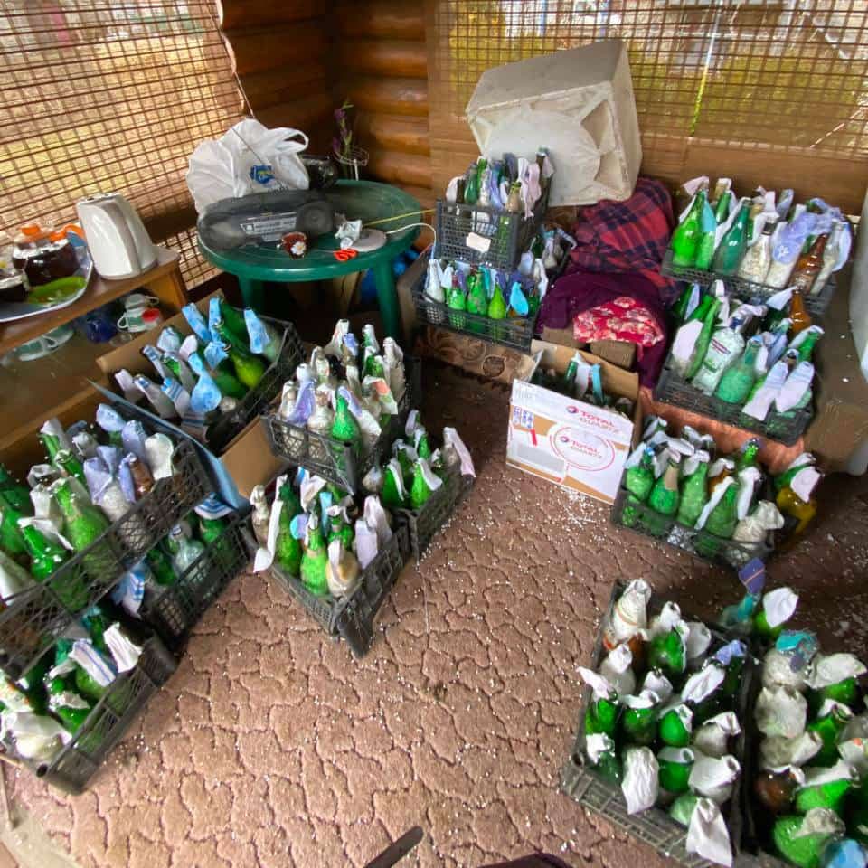 Cette remise sert maintenant à entreposer des cocktails Molotov que les civils ukrainiens utiliseront contre l’envahisseur russe.