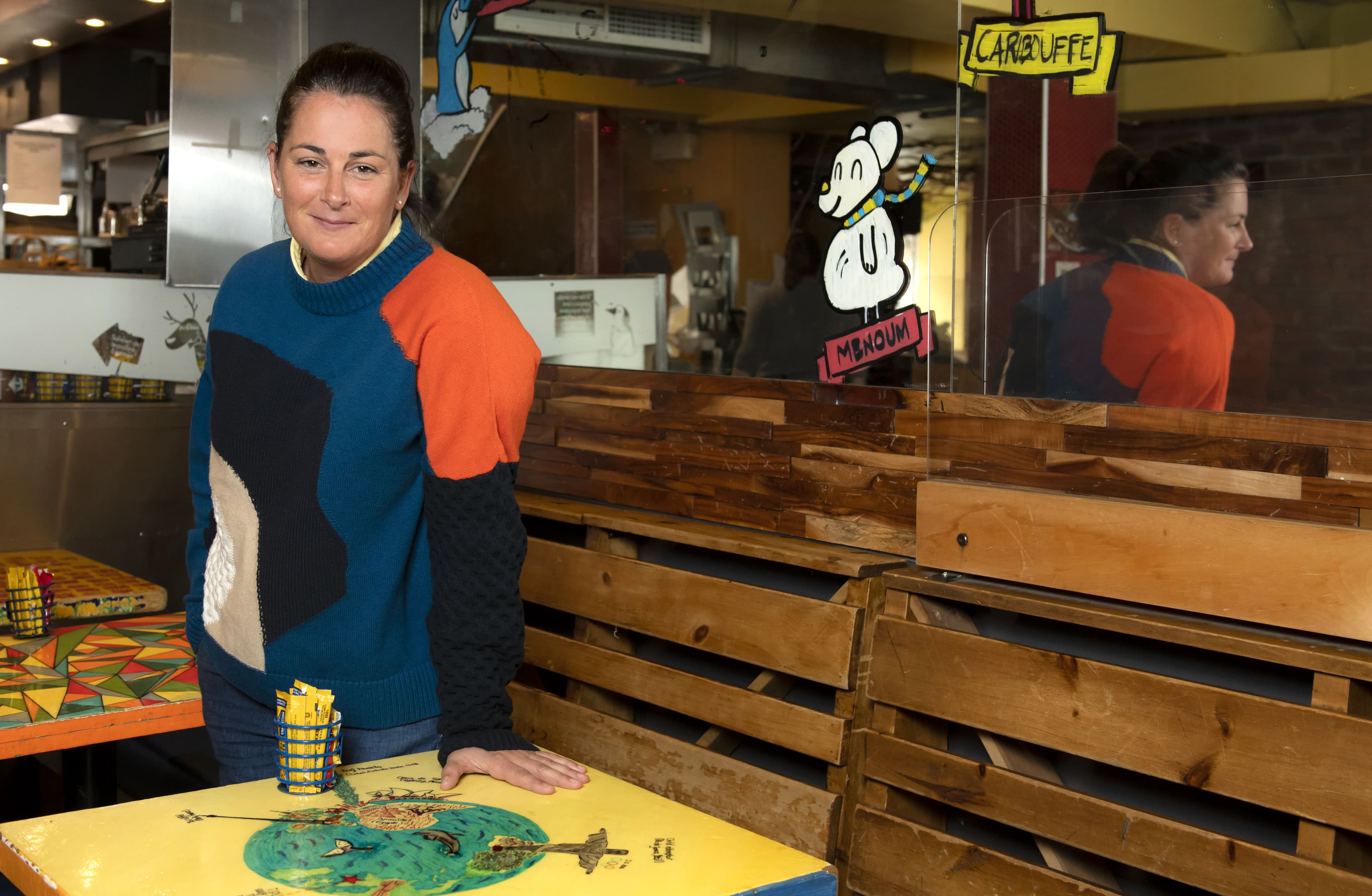 Anne Barsalou, propriétaire de La Banquise, à Montréal, souligne que la charge mentale imposée aux restaurateurs était devenue lourde à porter, avec toutes les mesures sanitaires à appliquer.