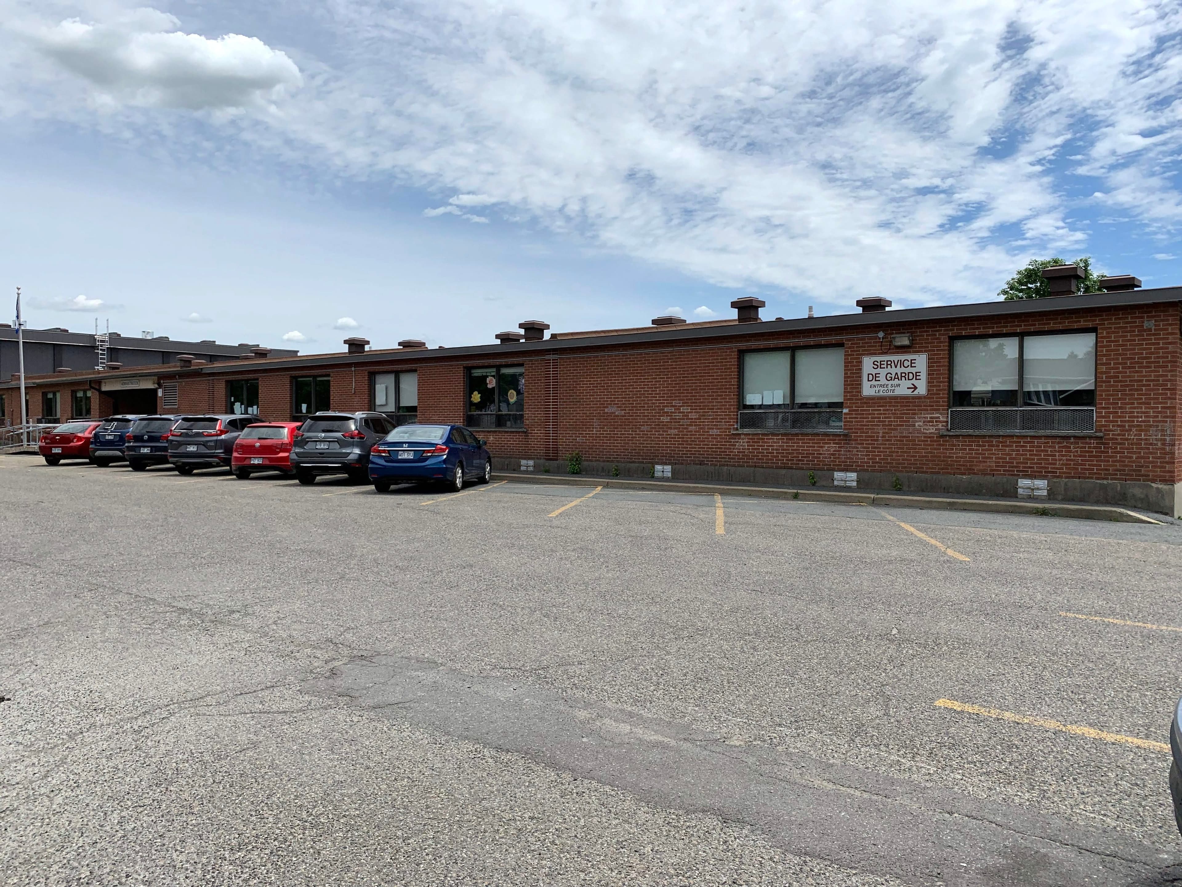 L’école Aux-Quatre-Vents, à Sainte-Julie, a été construite en 1977 à partir d’unités préfabriquées.