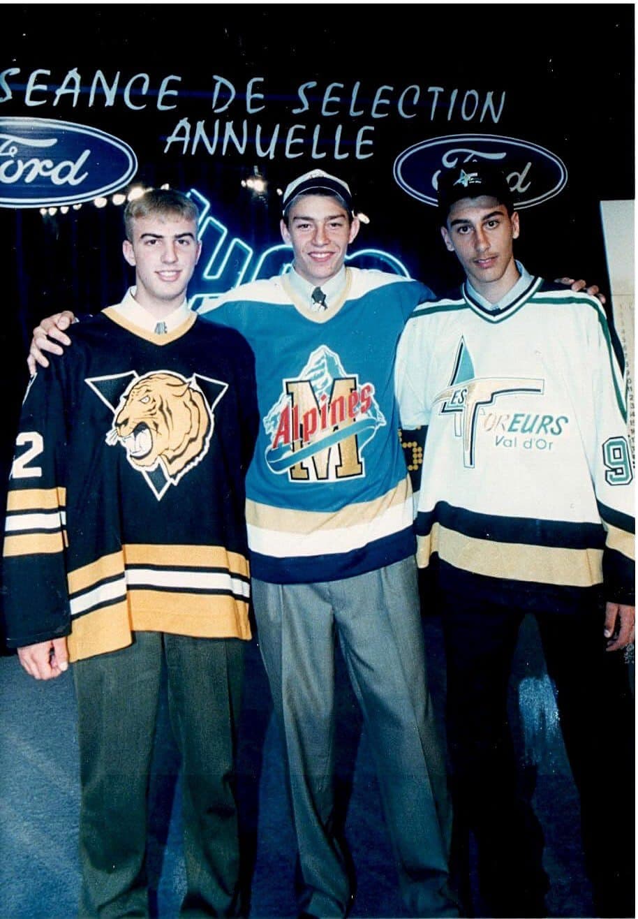 Lors du repêchage de la LHJMQ en 1995, Roberto Luongo (à droite) avec Pierre Dagenais (centre) et Mathieu Garon (à gauche) qui ont été les trois premières sélections de l’encan.