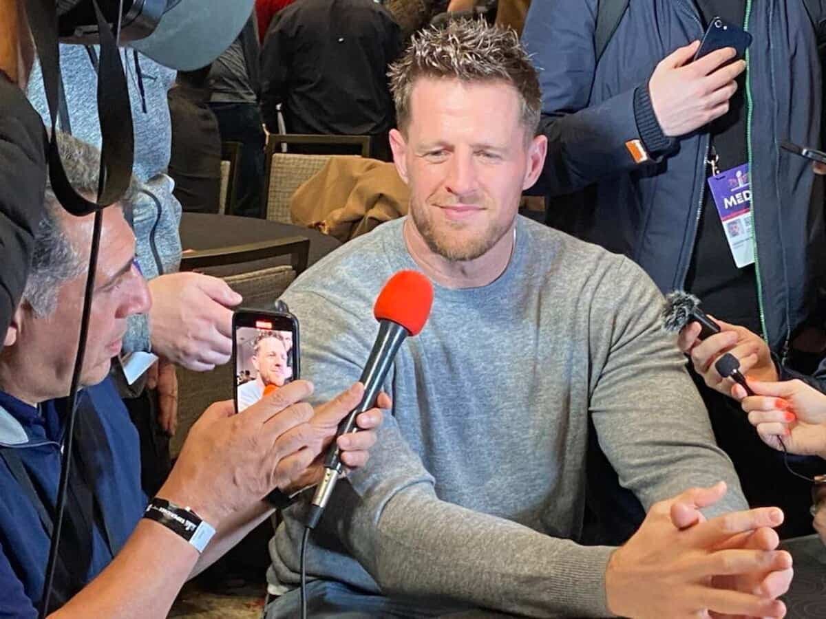 JJ Watt ne s'est pas fait prier pour parler de son bon ami Cole Caufield lors de la disponibilité des artisans de CBS avec les médias, dans le cadre du Super Bowl 58.