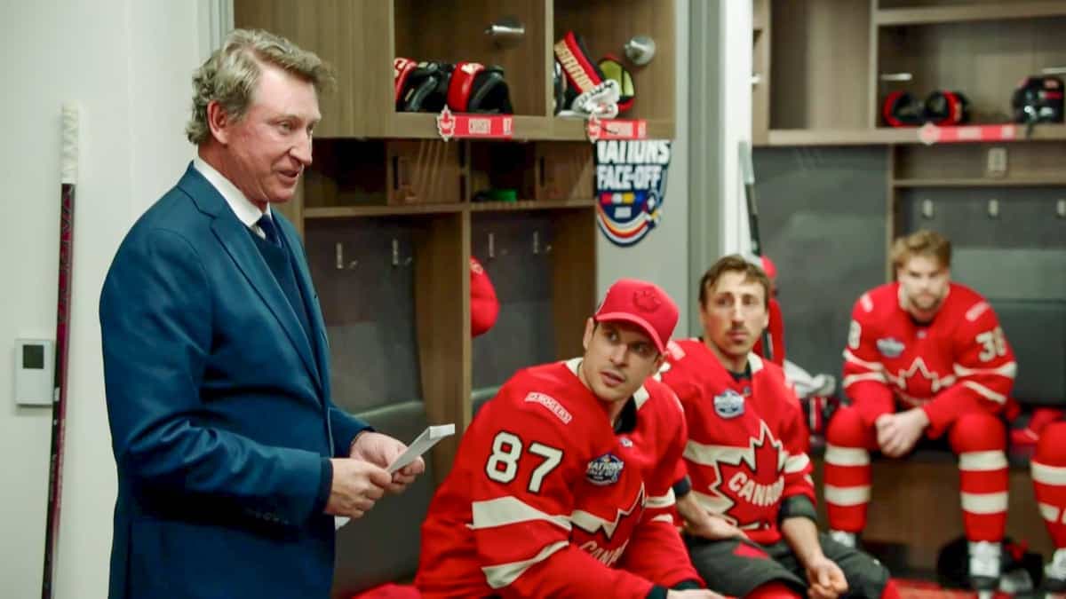 Wayne Gretzky a livré un discours aux joueurs du Canada avant la finale de la Confrontation des 4 nations.