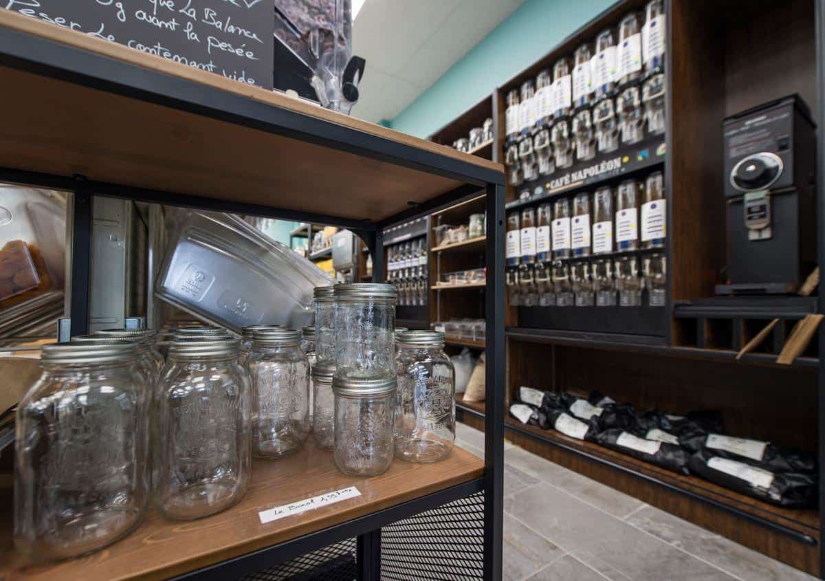 Les rangés de vrac de l’épicerie écologique zéro déchet, Méga Vrac, sur l’avenue Mont-Royal, à Montréal, mardi le 20 octobre 2020. Sur cette photo: Des pots massons sont disponibles pour la vente