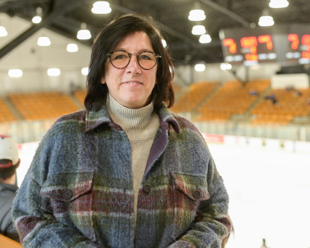 Danièle Sauvageau, la directrice générale de la nouvelle équipe professionnelle de hockey féminin de Montréal, pose à l’Auditorium de Verdun.