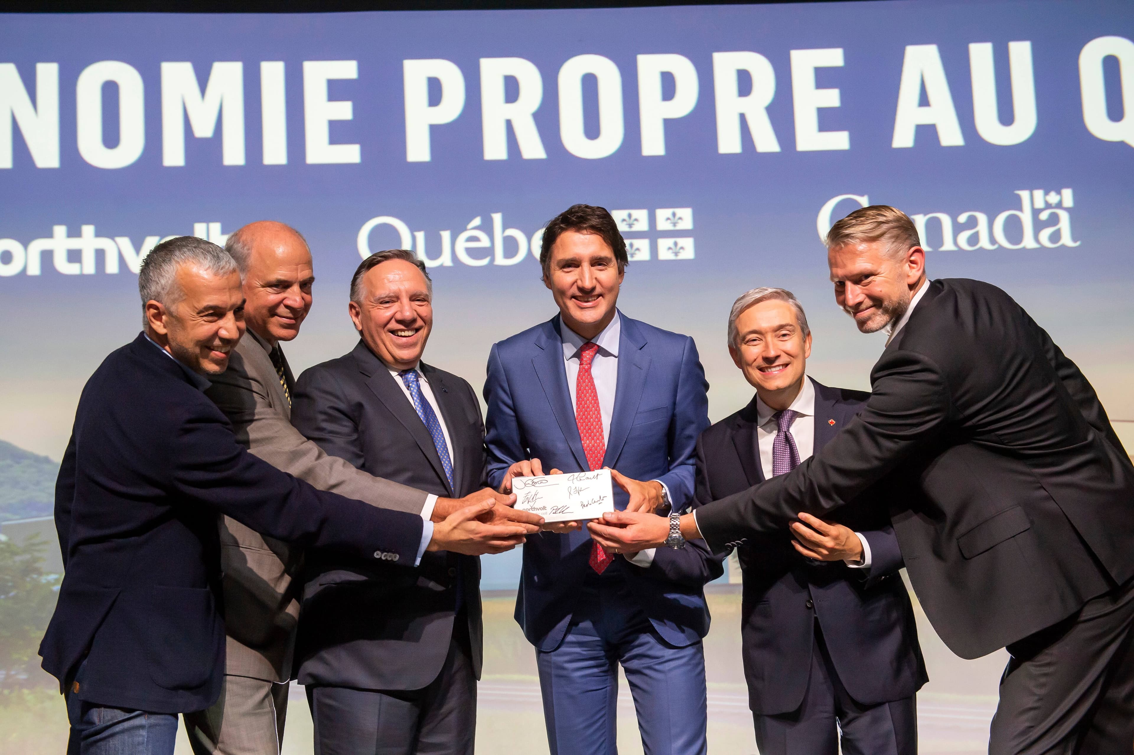 Paolo Cerruti, Pierre Fitzgibbon, François Legault, Justin Trudeau, François-Philippe Champagne et Peter Carlsson avec la batterie, lors de l’annonce de la méga-usine suédoise Northvolt au Québec pour la fabrication de batteries au lithium-ion à Saint-Basile-le-Grand et à McMasterville. Montréal, 28 septembre 2023. PIERRE-PAUL POULIN/LE JOURNAL DE MONTRÉAL/AGENCE QMI