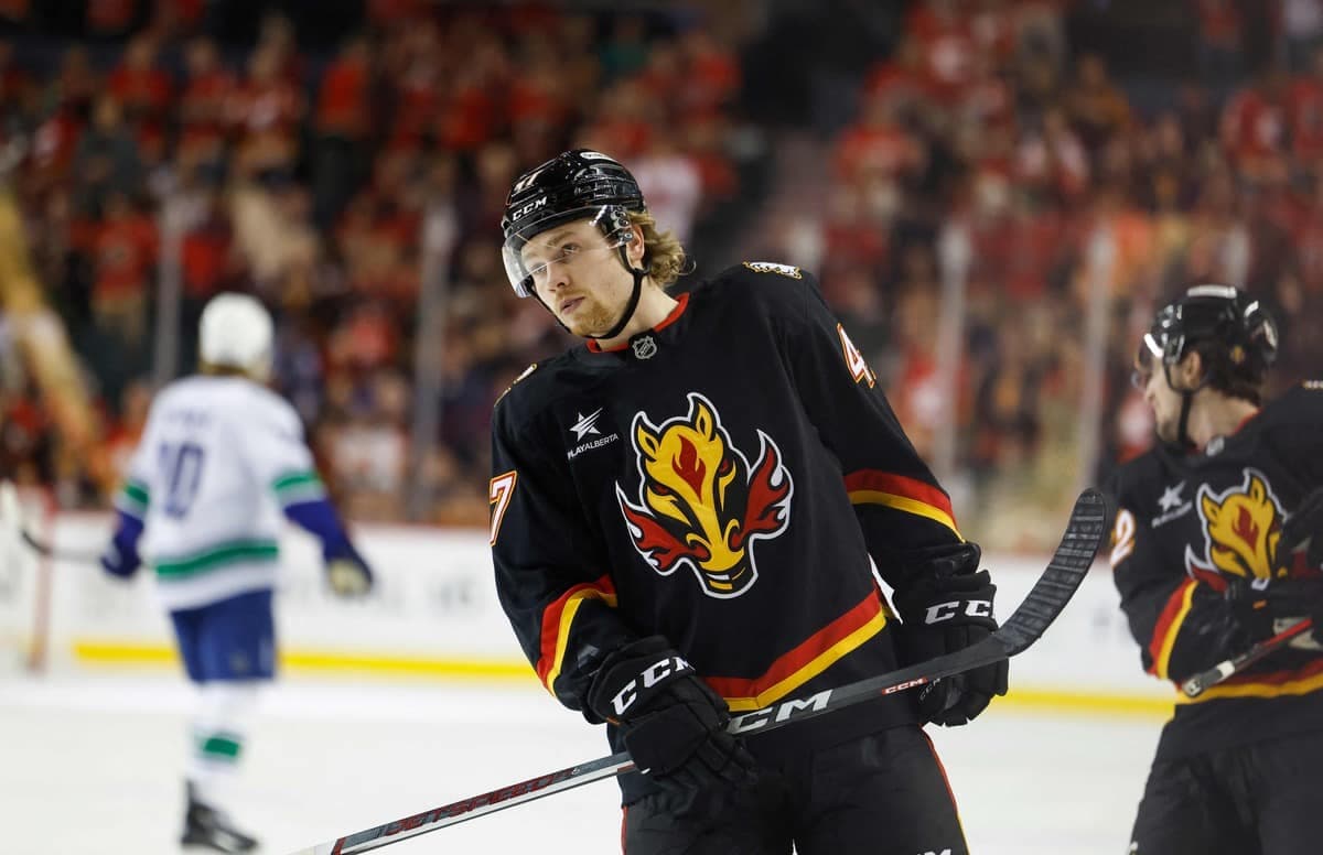 CALGARY, CANADA - 31 DÉCEMBRE : Connor Zary (n° 47) des Flames de Calgary après avoir marqué un but lors de la première période du match contre les Canucks de Vancouver au Scotiabank Saddledome, le 31 décembre 2024, à Calgary, en Alberta (Canada). Leah Hennel/Getty Images/AFP (Photo de Leah Hennel / GETTY IMAGES NORTH AMERICA / Getty Images via AFP)