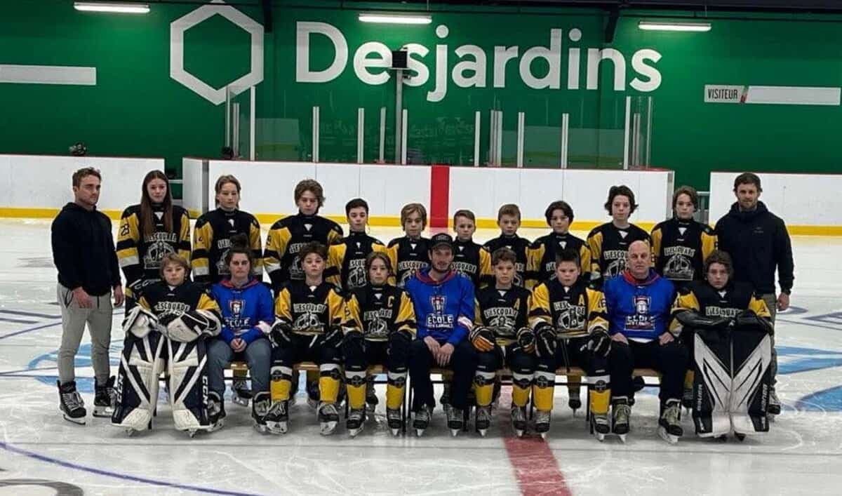 L’Escouade des Îles-de-la-Madeleine s’amène au Tournoi international de hockey pee-wee de Québec grâce au dévouement des jeunes, mais aussi de leurs entraîneurs et parents.