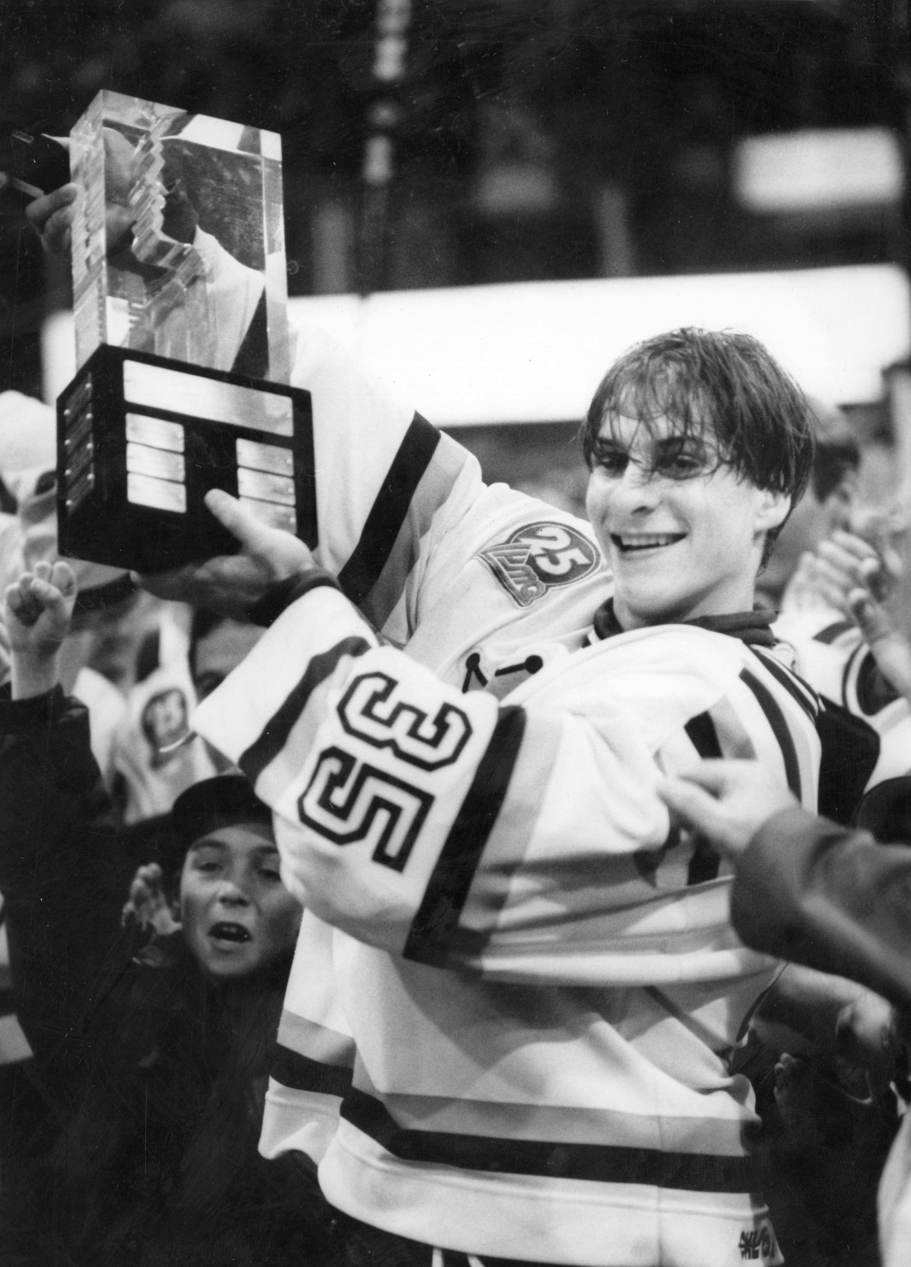 Jeune gardien de 18 ans, Éric Fichaud avait savouré le championnat de la LHJMQ en 1994 avec les Saguenéens. C'est un exploit qui n'a jamais été réalisé par l'équipe, depuis.