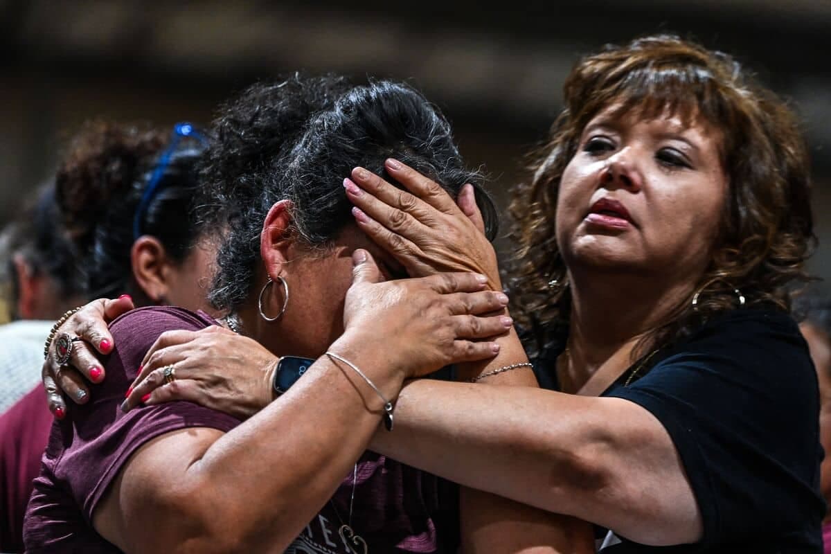 Une femme en pleurs lors d'une vigile pour les victimes de la fusillade survenue dans une école d'Uvalde, au Texas.