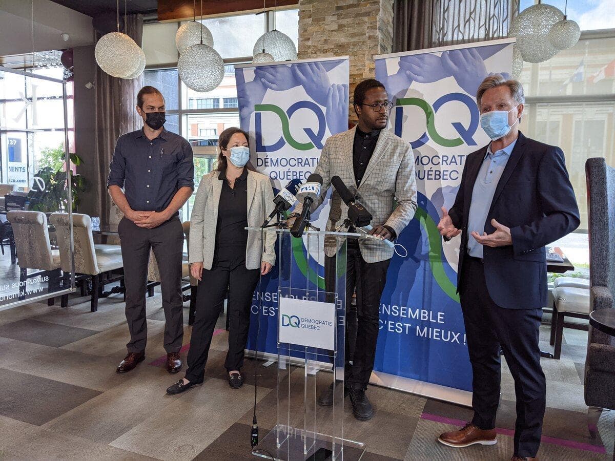 Le chef de Démocratie Québec, Jean Rousseau (à droite), a présenté mercredi son candidat dans le district du Plateau, à Sainte-Foy, Bertrand de Lépinay, directeur du Portofino de la route de l’Église (deuxième à partir de la droite).