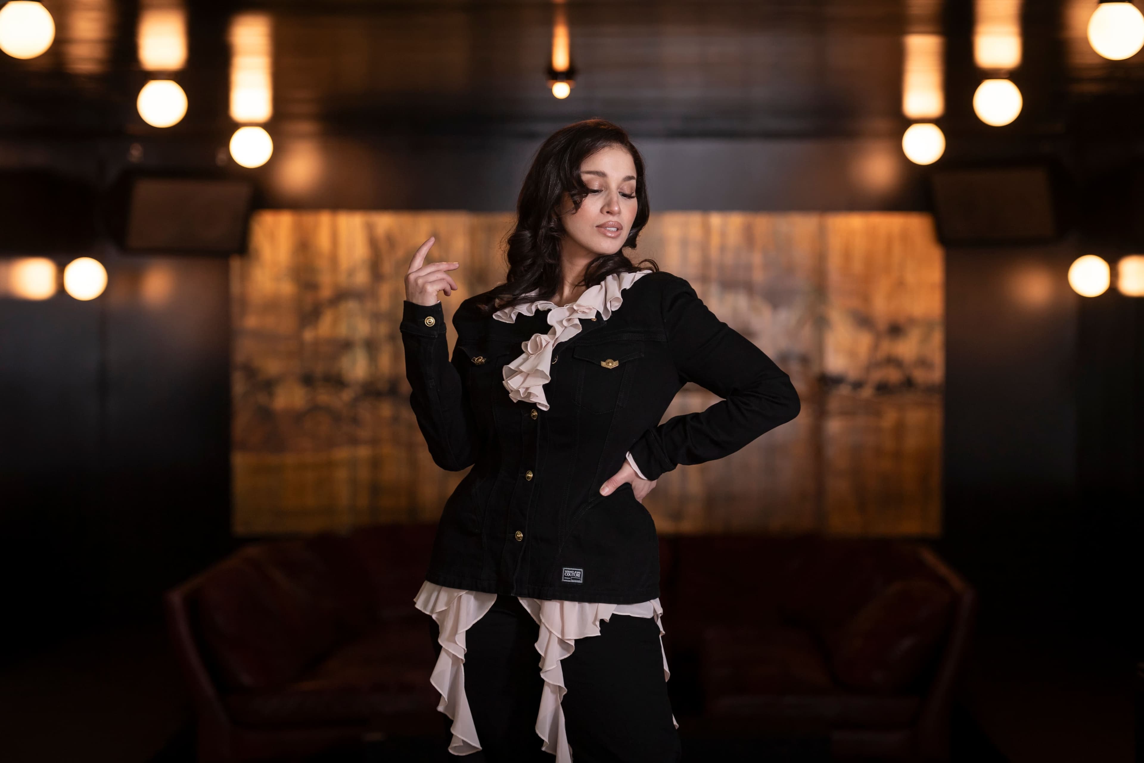Trois ans après sa turbulente participation à l'Eurovision, l'autrice-compositrice-interprète québécoise La Zarra a repris sa liberté et présente un album qu'elle a produit de façon indépendante.