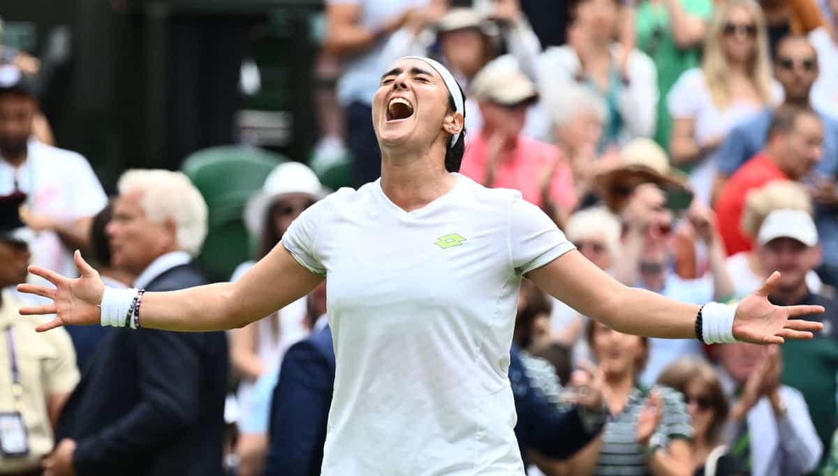 Ons Jabeur célèbre, mercredi, sa victoire aux dépens d'Elena Rybakina, qui l'avait battue l'an dernier en finale à Wimbledon.