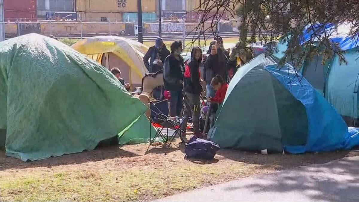 Quelques 300 itinérants s'organisent pour passer l'hiver au camping improvisé en bordure de la rue Notre-Dame, dans l'est de Montréal, le dimanche 18 octobre 2020.