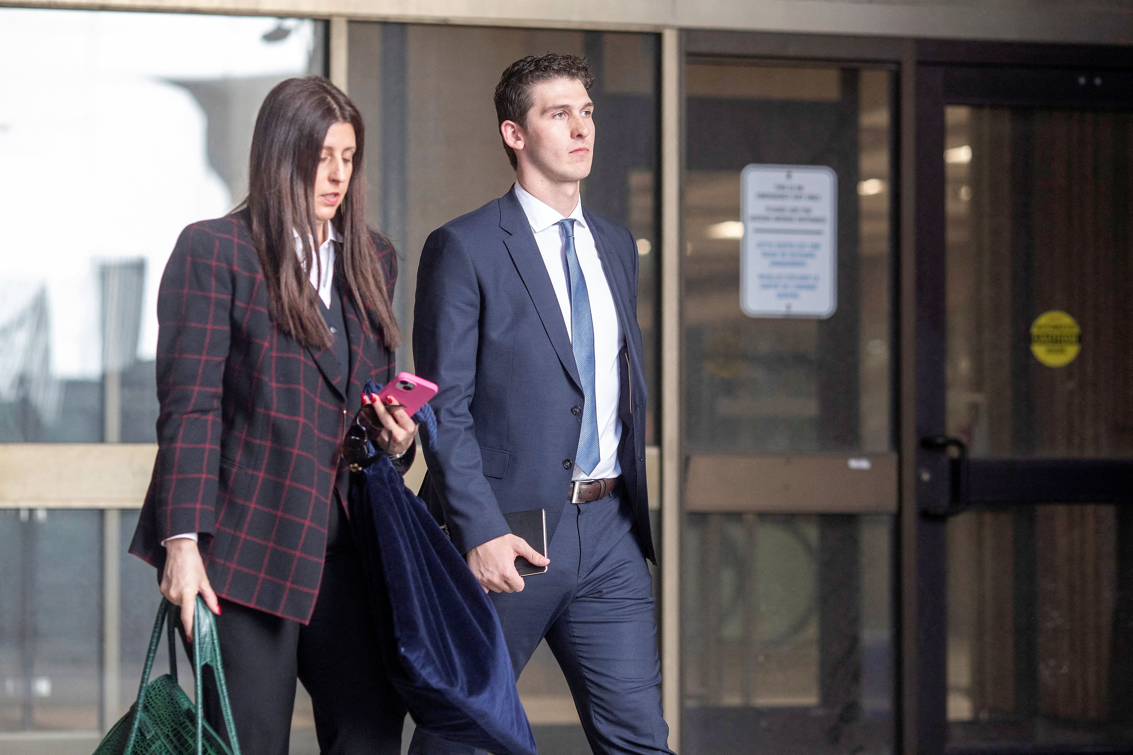 Cal Foote, l’un des cinq accusés, avec son avocate Julianna Greenspan.