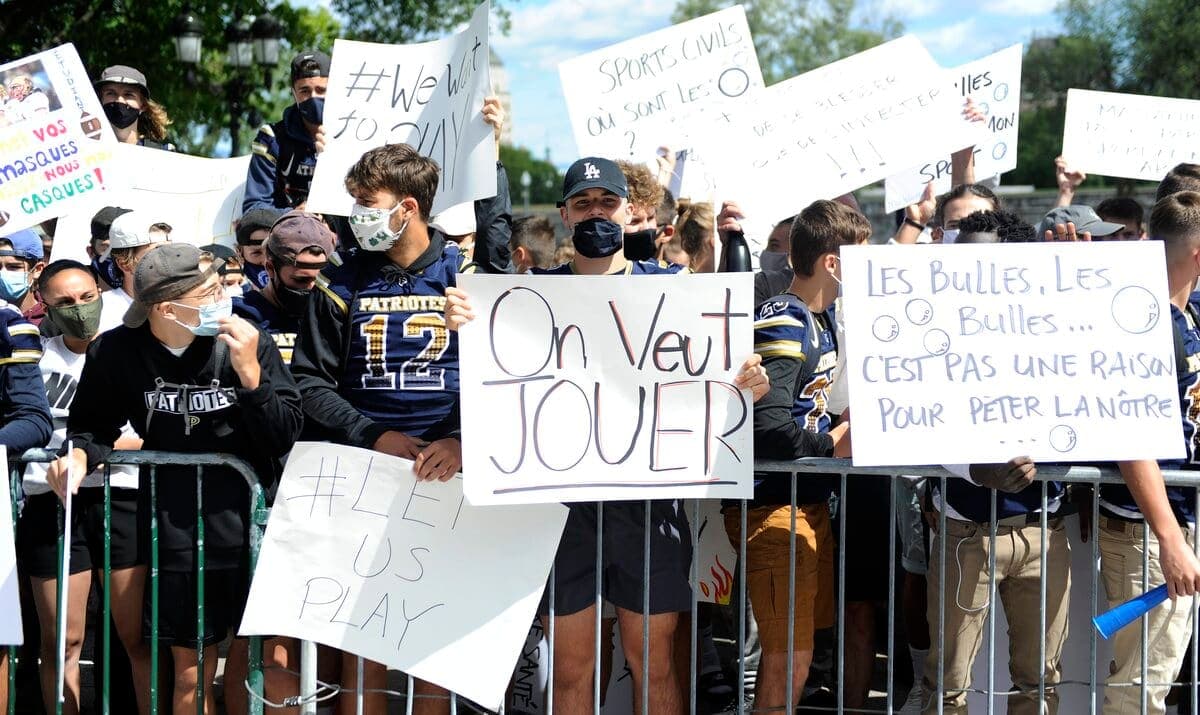 Plusieurs élèves avaient pris part à une manifestation en août dernier à Québec pour militer pour la reprise du sport scolaire.