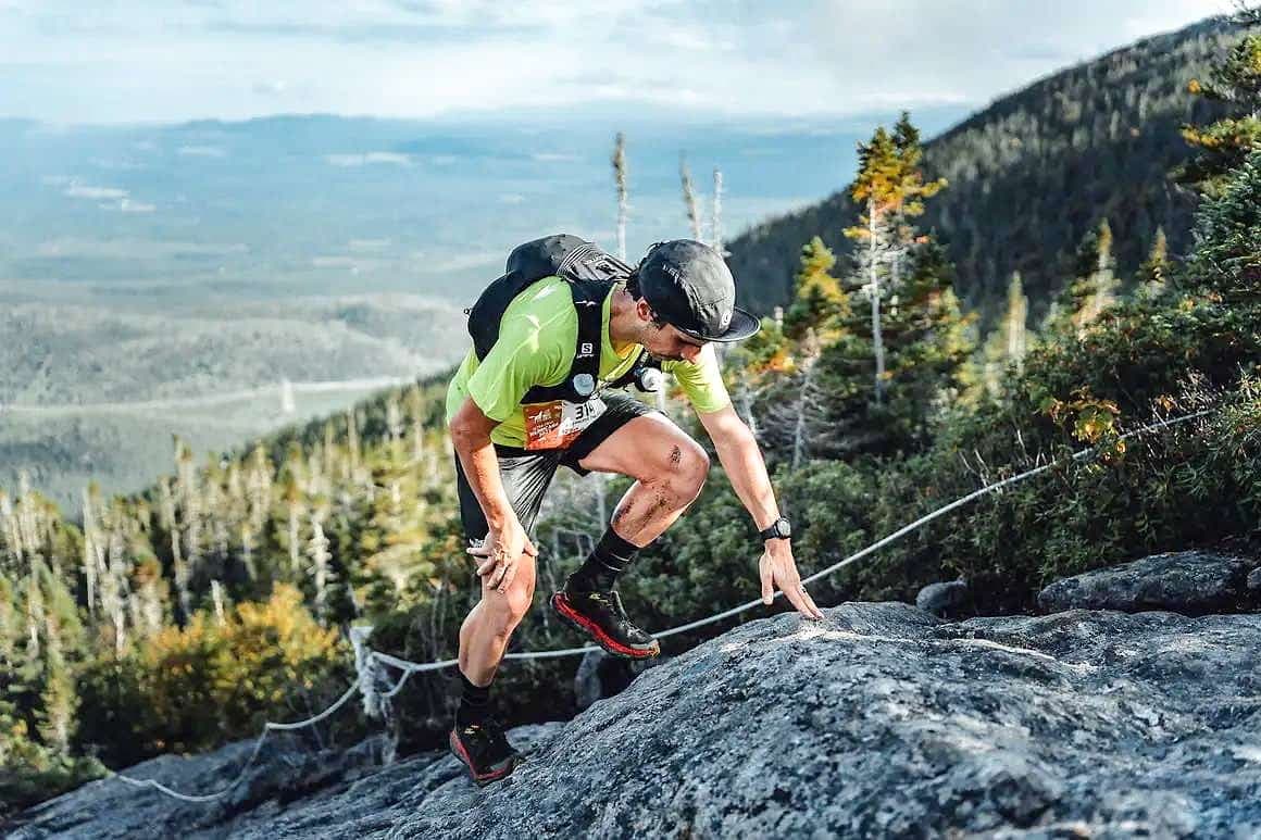 Jean-Philippe Thibodeau en pleine escalade du mont des Morios lors de l’Ultra-Trail Harricana, un mont surnommé «la bête du 125 km».