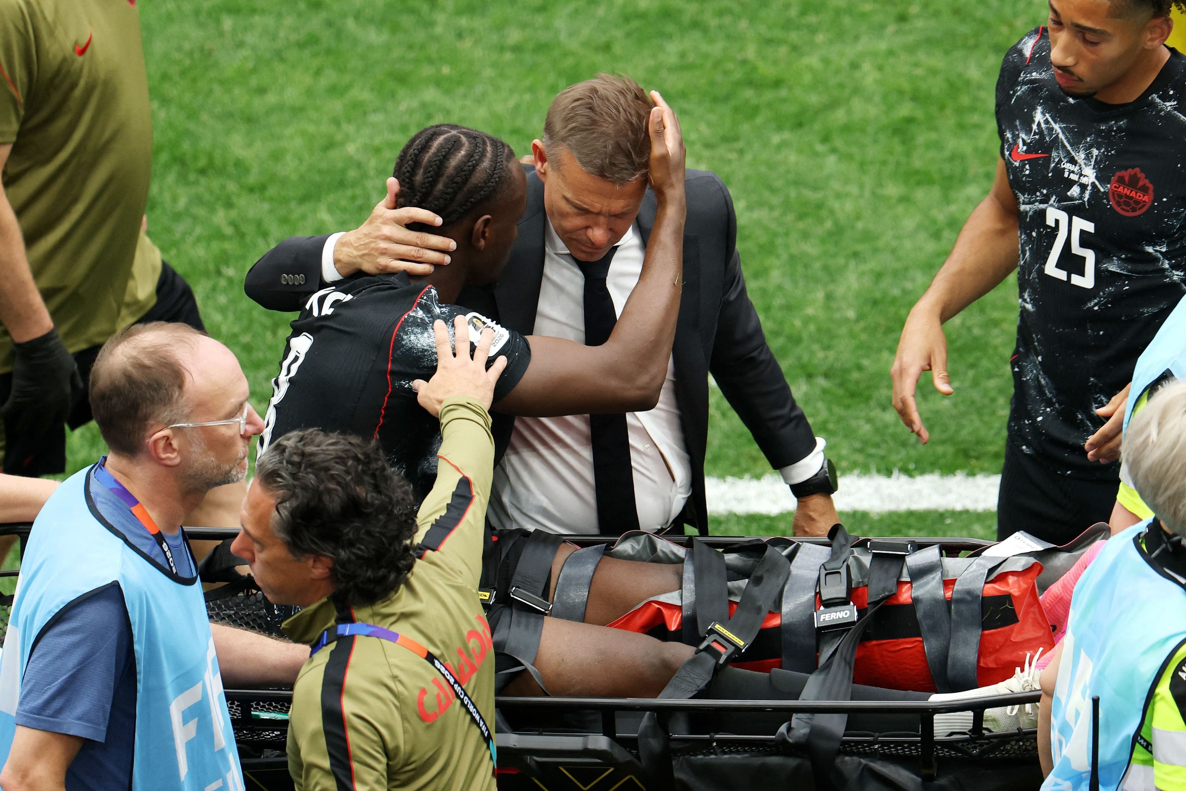 Ismaël Koné est consolé par son sélectionneur Jesse Marsch, au moment où il a dû quitter le terrain durant le match contre le Qatar, il y a une semaine. Le Québécois souffre d'une fracture.