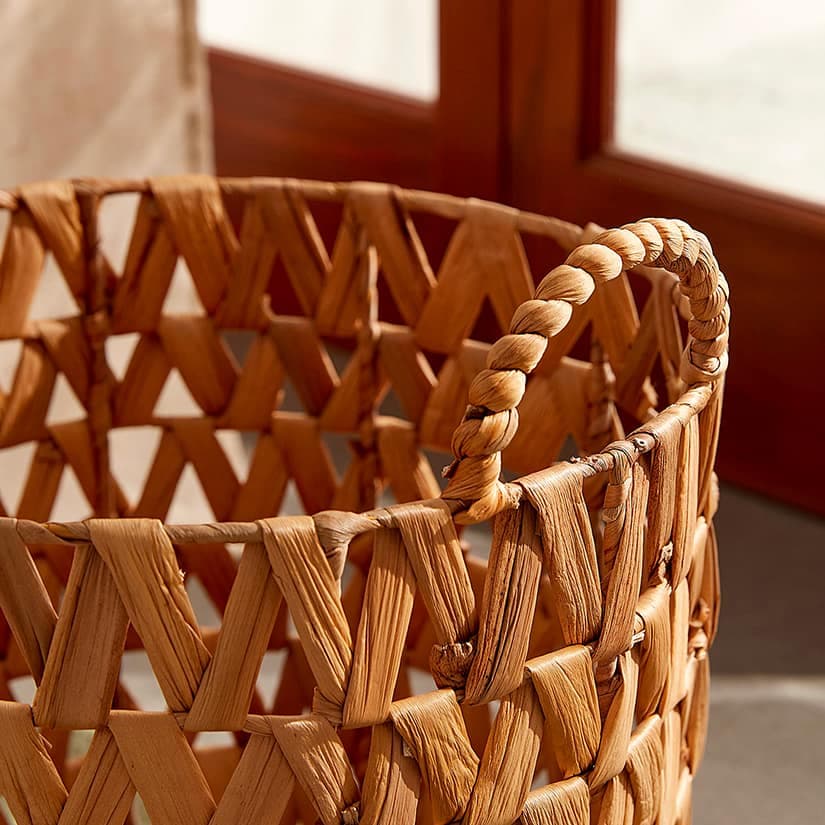 On adore ce panier tressé en solde chez Simons