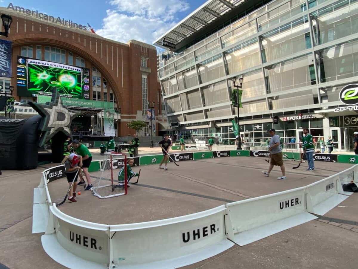Les Stars ont aménagé un espace où les partisans peuvent jouer au hockey avant les matchs.