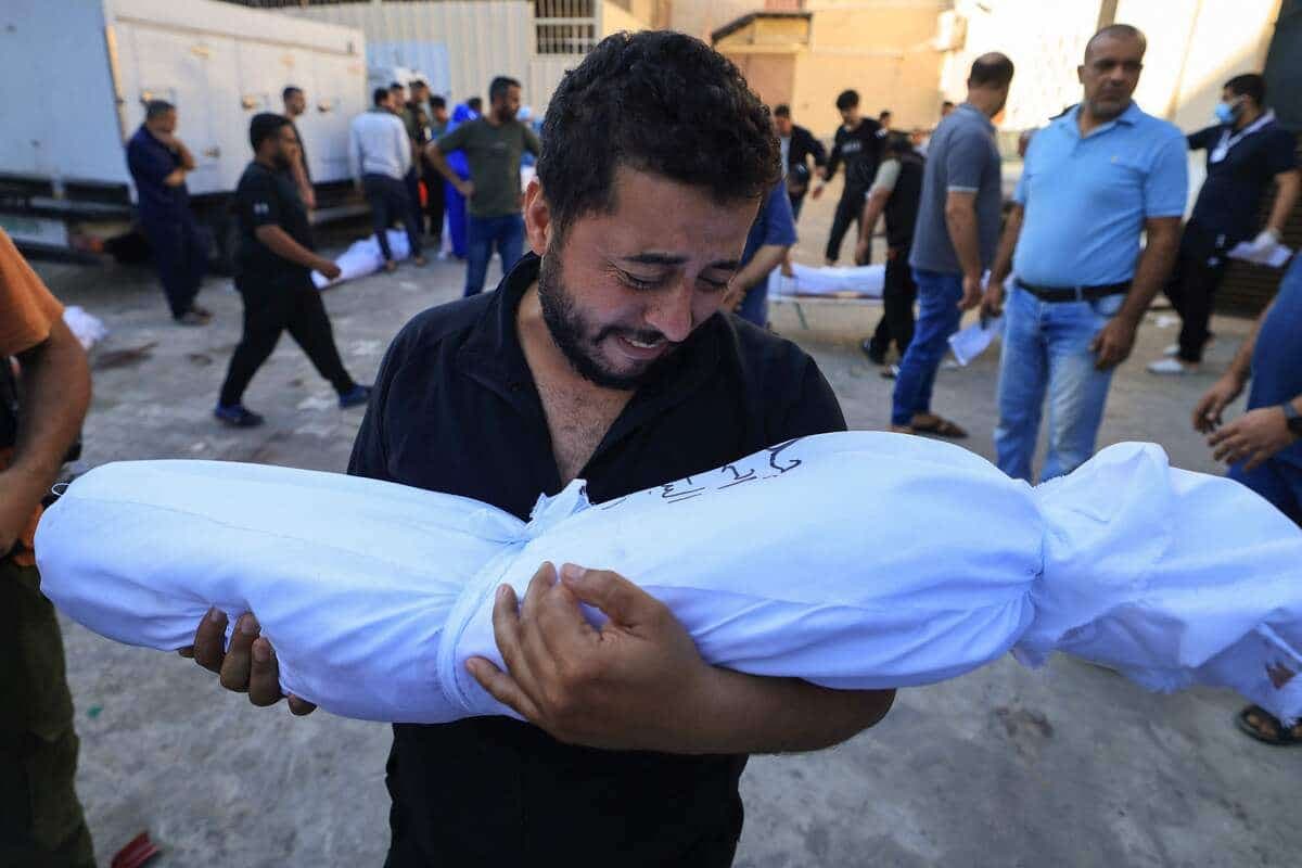 Un homme palestinien tient le corps d'un proche tué lors d'un bombardement mené par Israël.