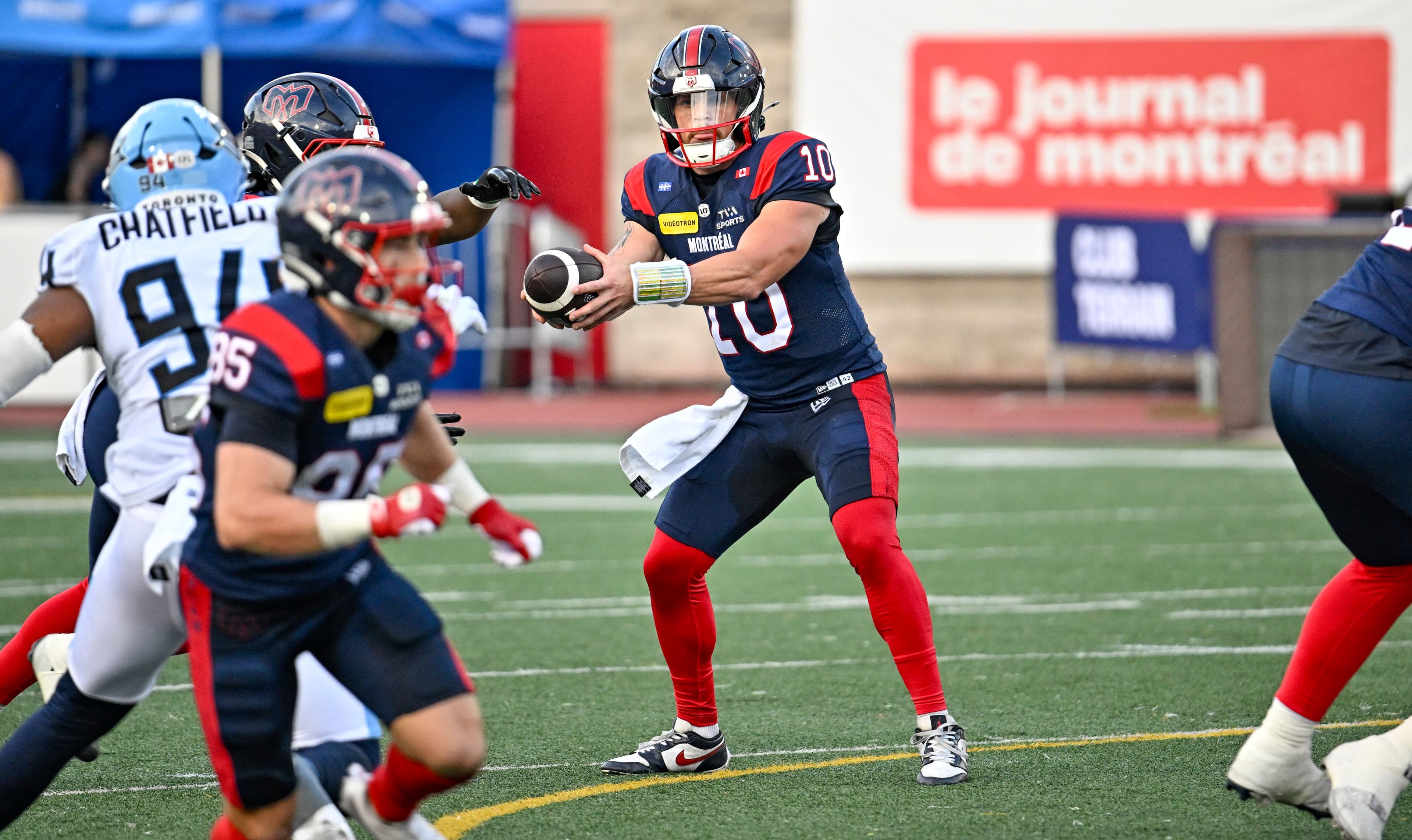 Davis Alexander, en action, pendant que Tyler Snead, en avant-plan, effectue son tracé, le vendredi 12 juin 2026 au stade Percival-Molson, durant le match entre les Alouettes et les Argonauts de Toronto.