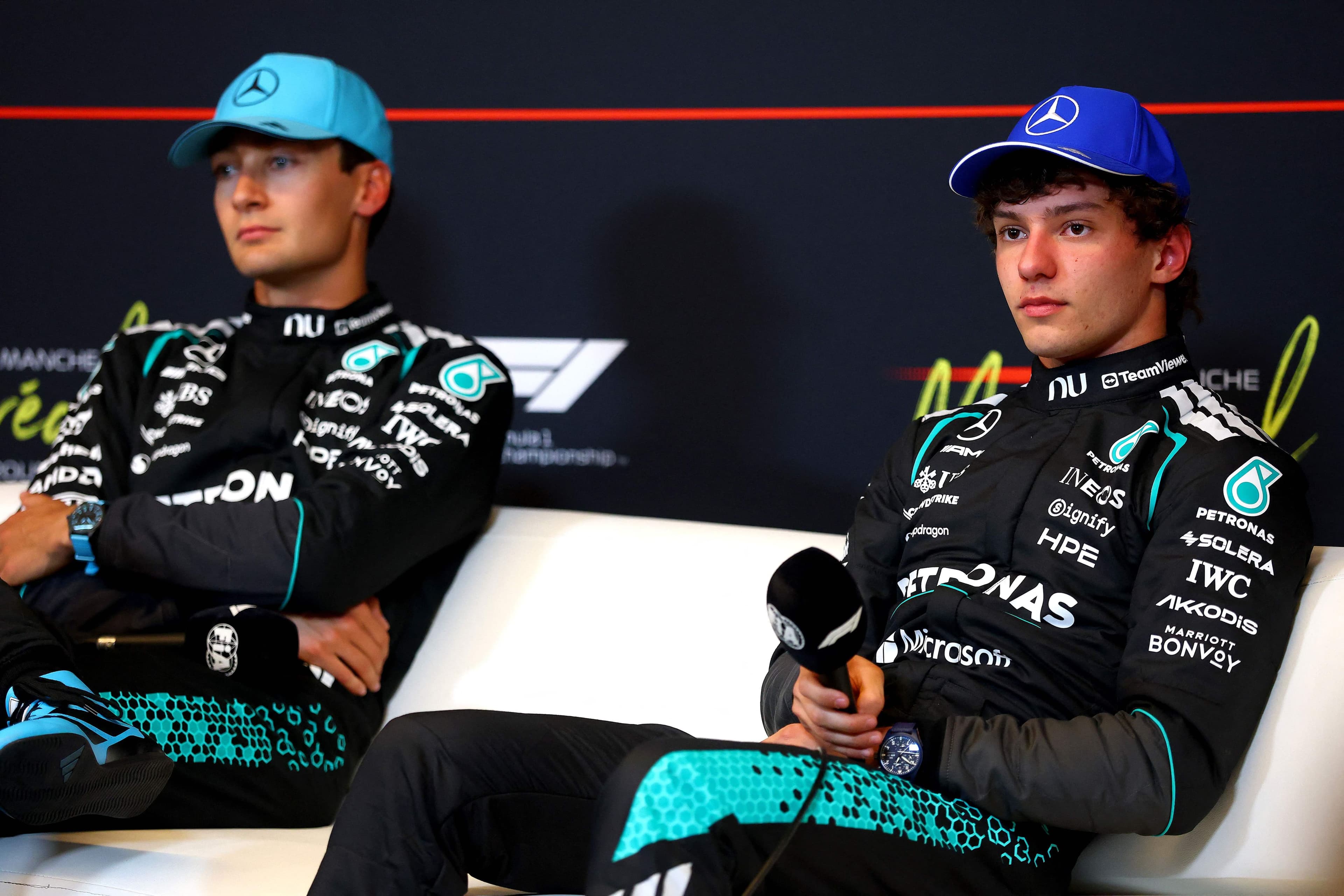 George Russell et Kimi Antonelli ont évité de se regarder en conférence de presse, samedi.