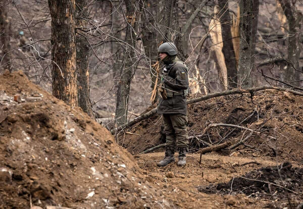 Un membre des forces ukrainiennes est posté près de la ville de Kharkiv.