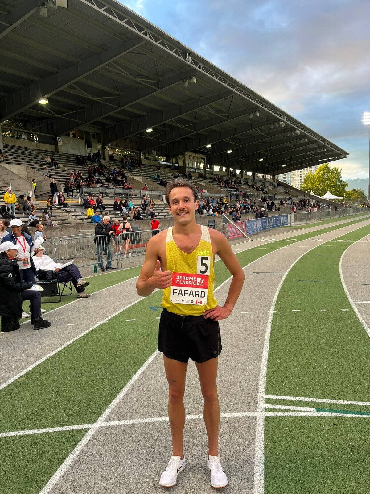 Thomas Fafard après avoir remporté l’épreuve du 3000 m à Vancouver, samedi dernier.