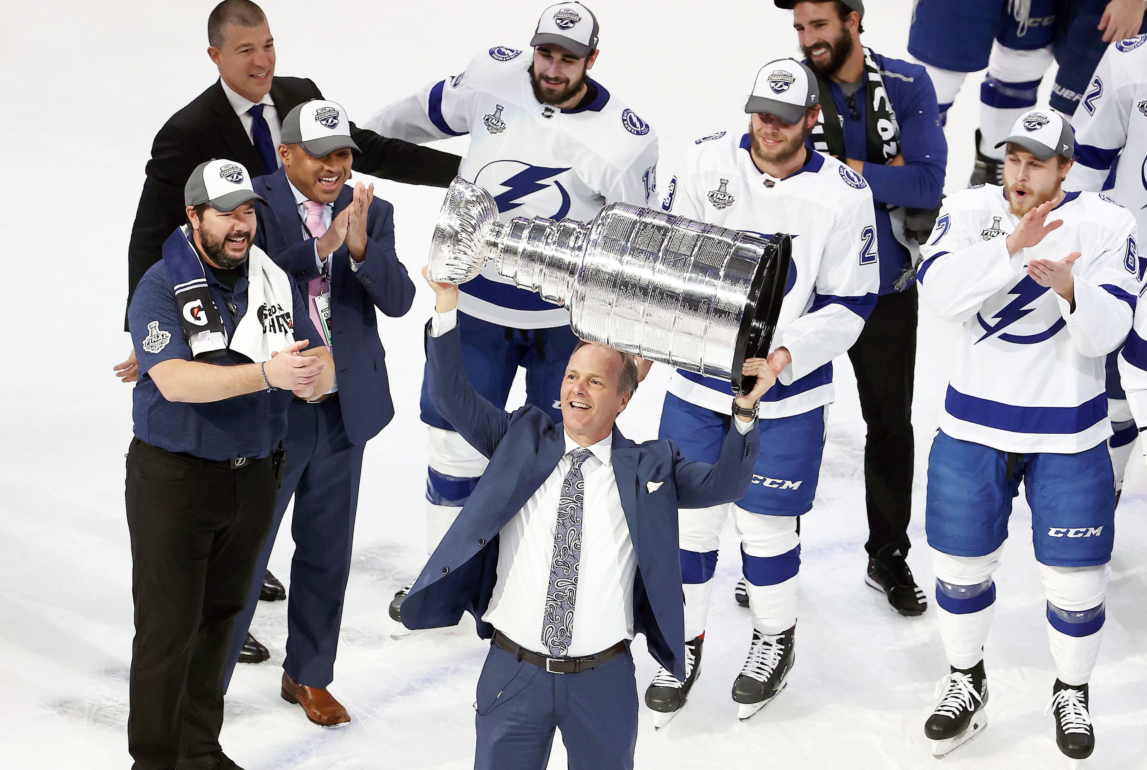Après la débâcle du printemps 2019, Julien BriseBois (à gauche) a réitéré sa confiance en son entraîneur Jon Cooper, qui a soulevé la coupe Stanley lundi.