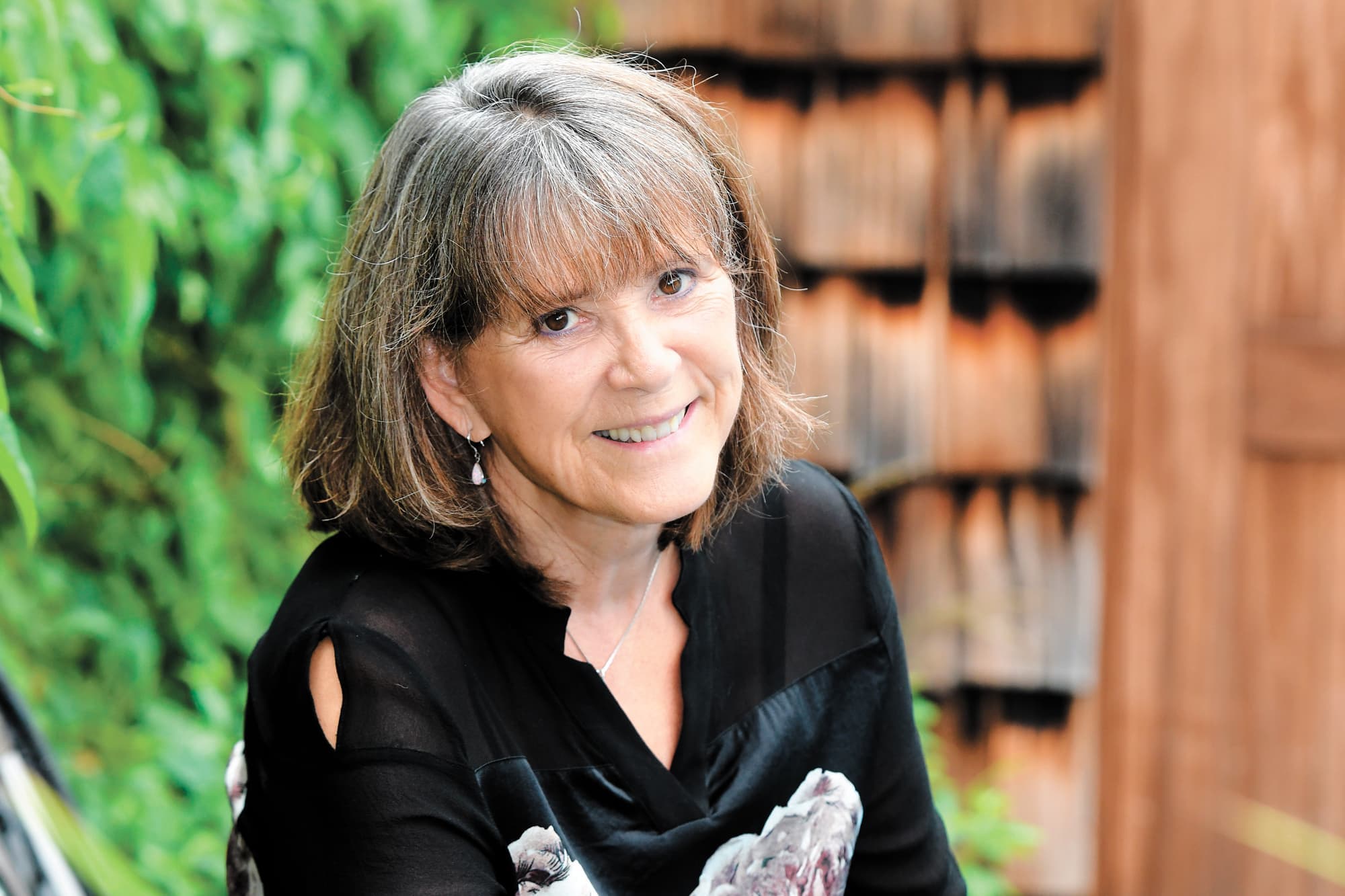 Louise Lacoursière raconte l'histoire bouleversante d'une femme qui a été marquée par les épreuves dans son nouveau roman, «Sur ma route».